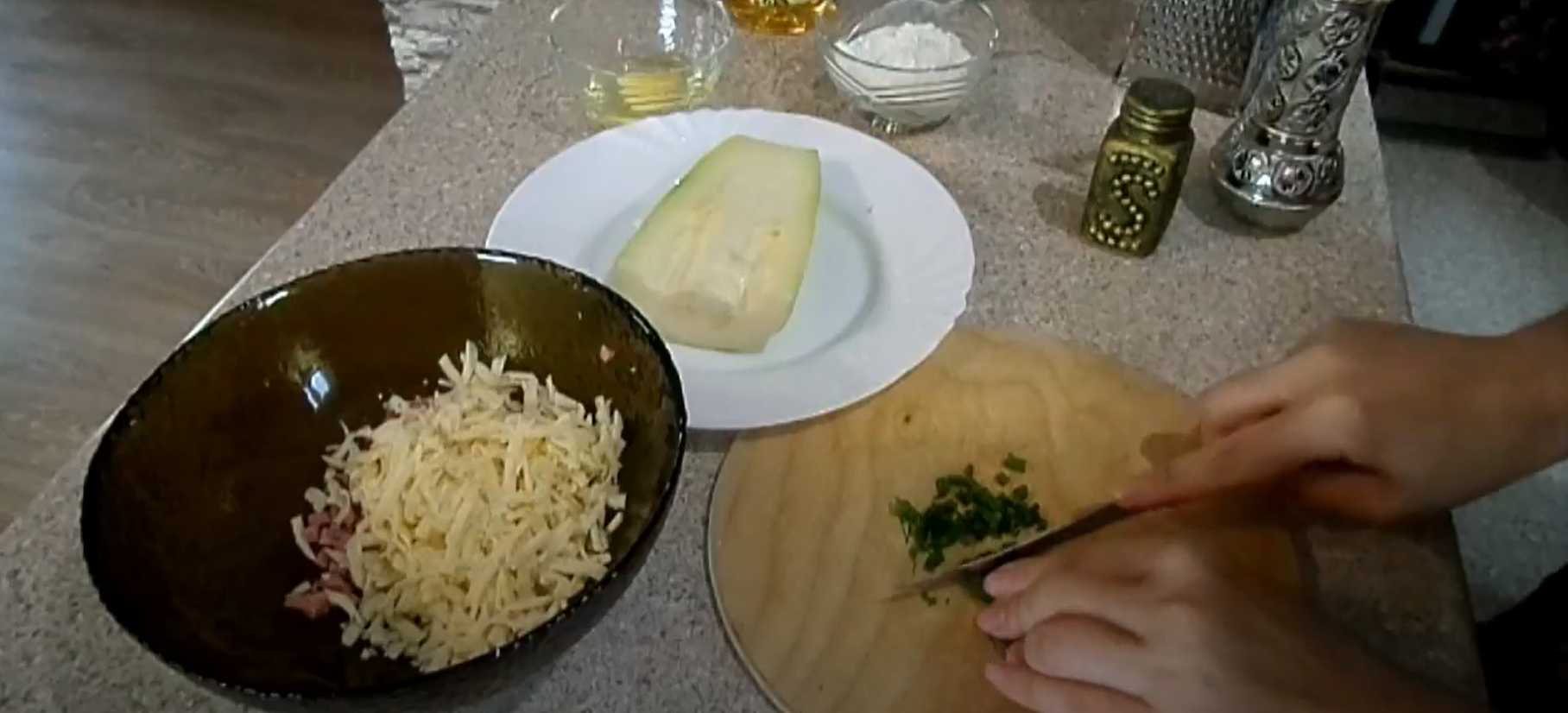 Оладьи из кабачков с колбасой и сыром-Шаг 3