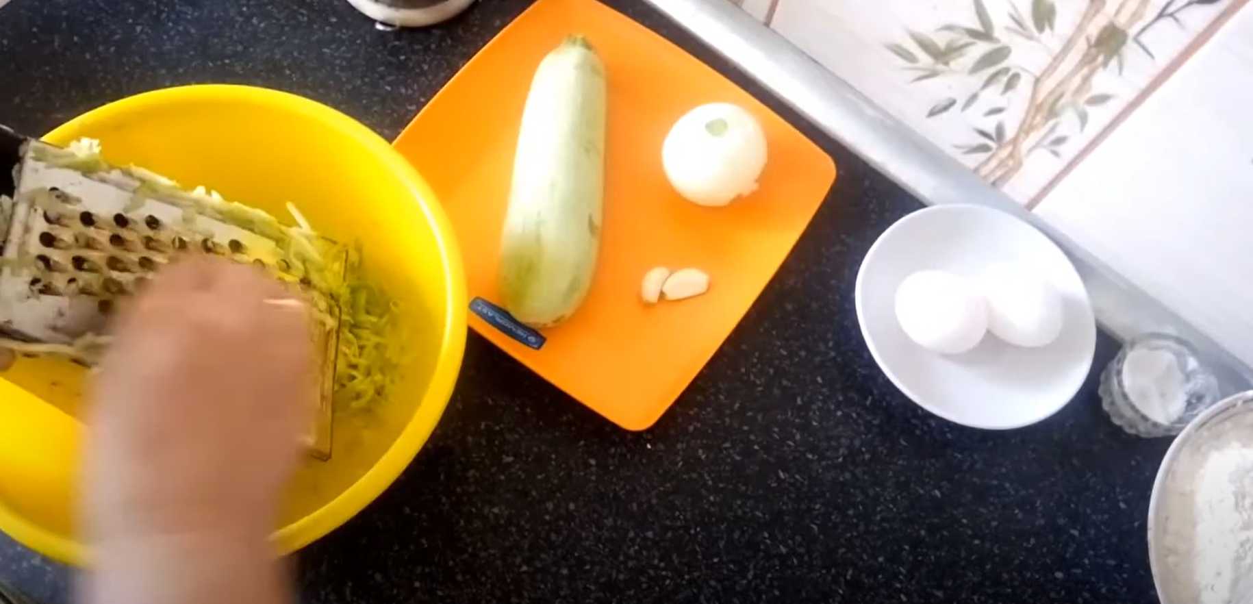 Оладьи из кабачков на пару-Шаг 2