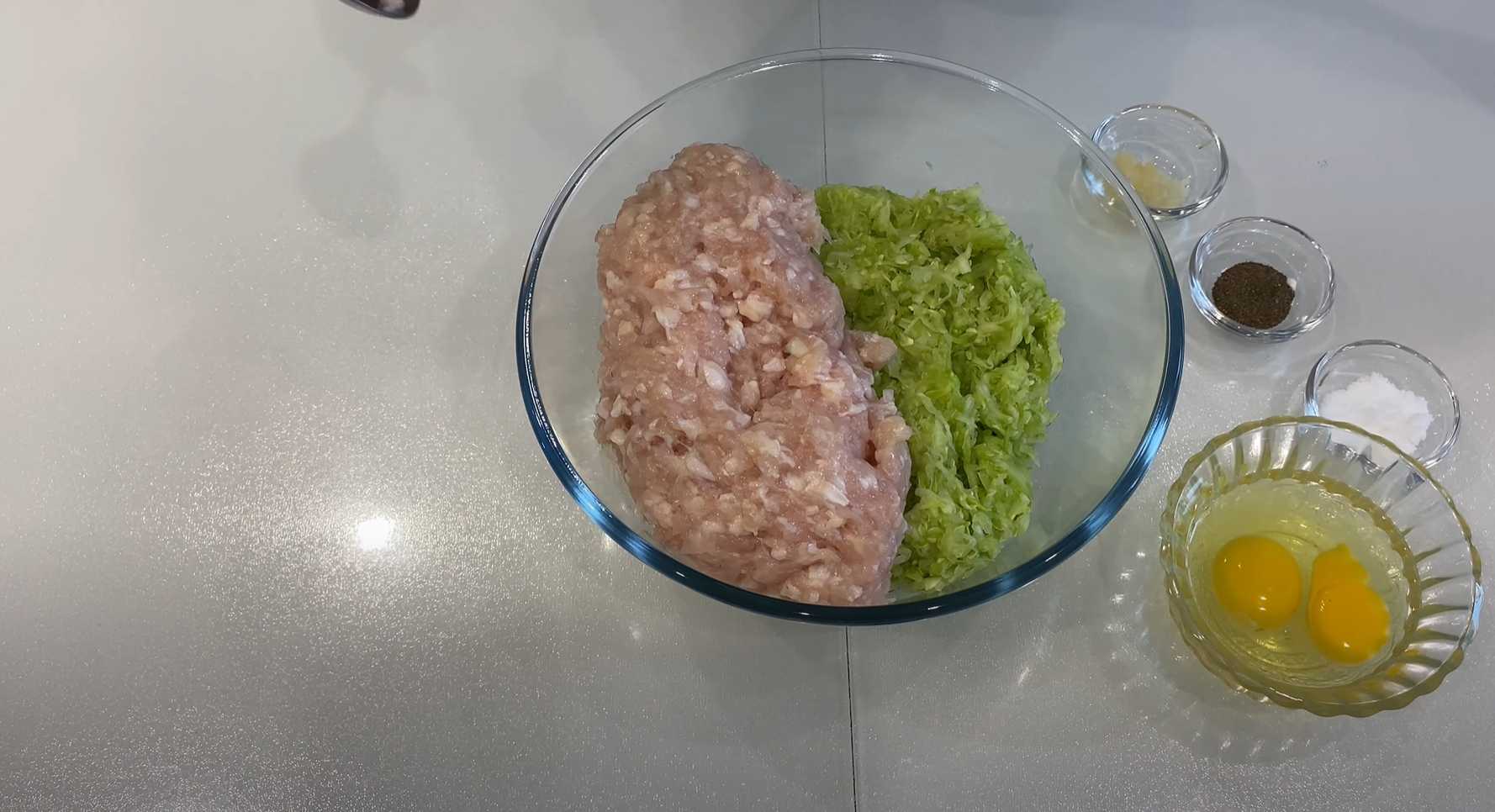 Оладьи из куриного фарша с кабачком-Шаг 4
