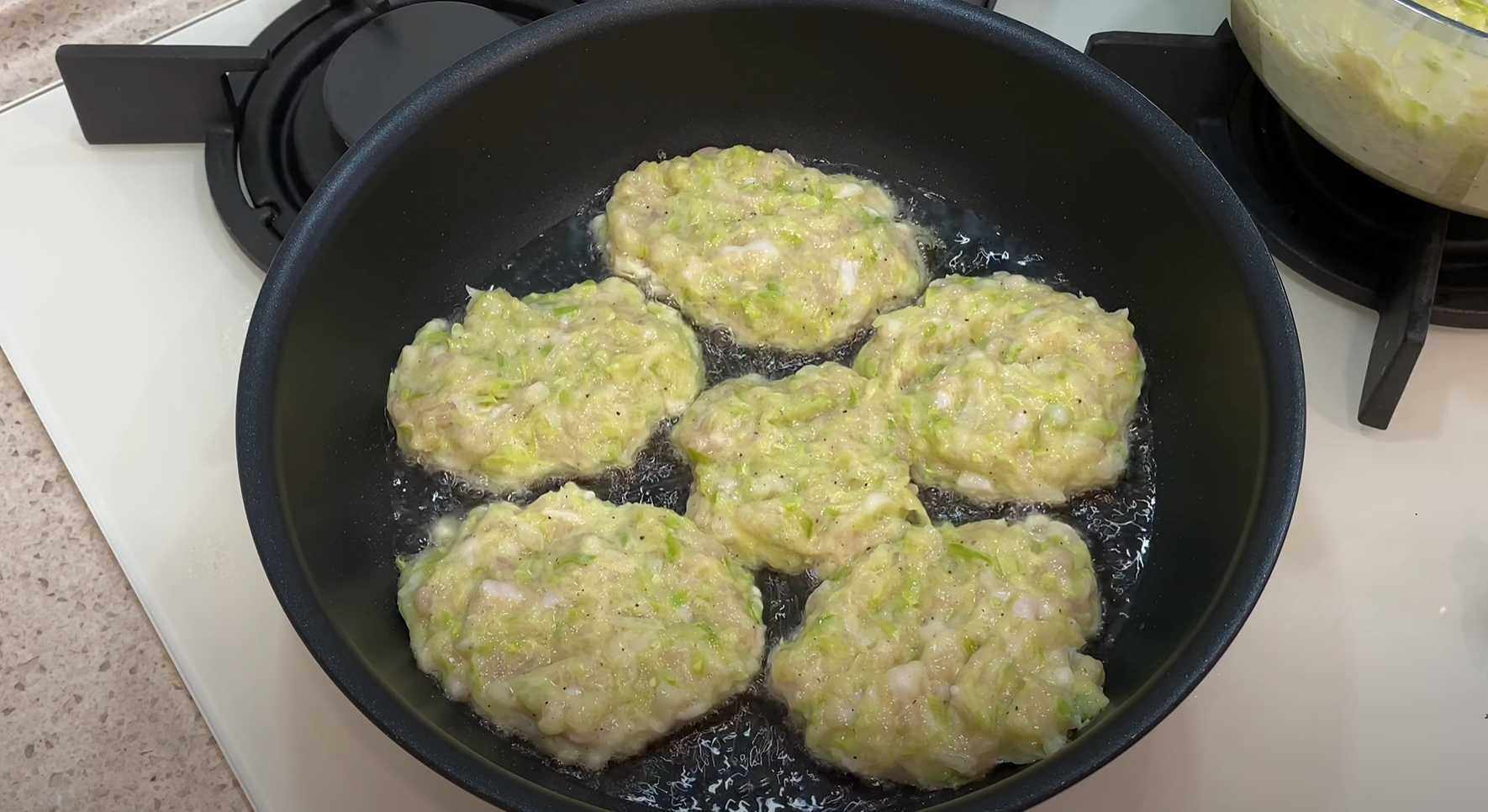 Оладьи из куриного фарша с кабачком-Шаг 6