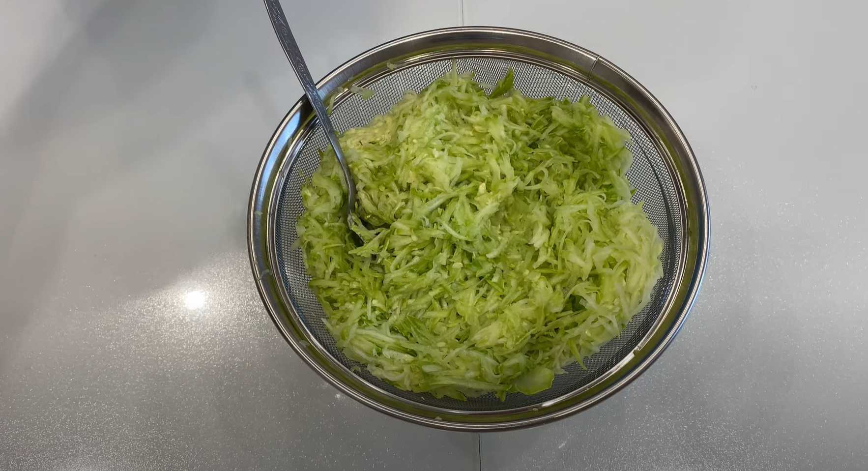 Оладьи из куриного фарша с кабачком-Шаг 1