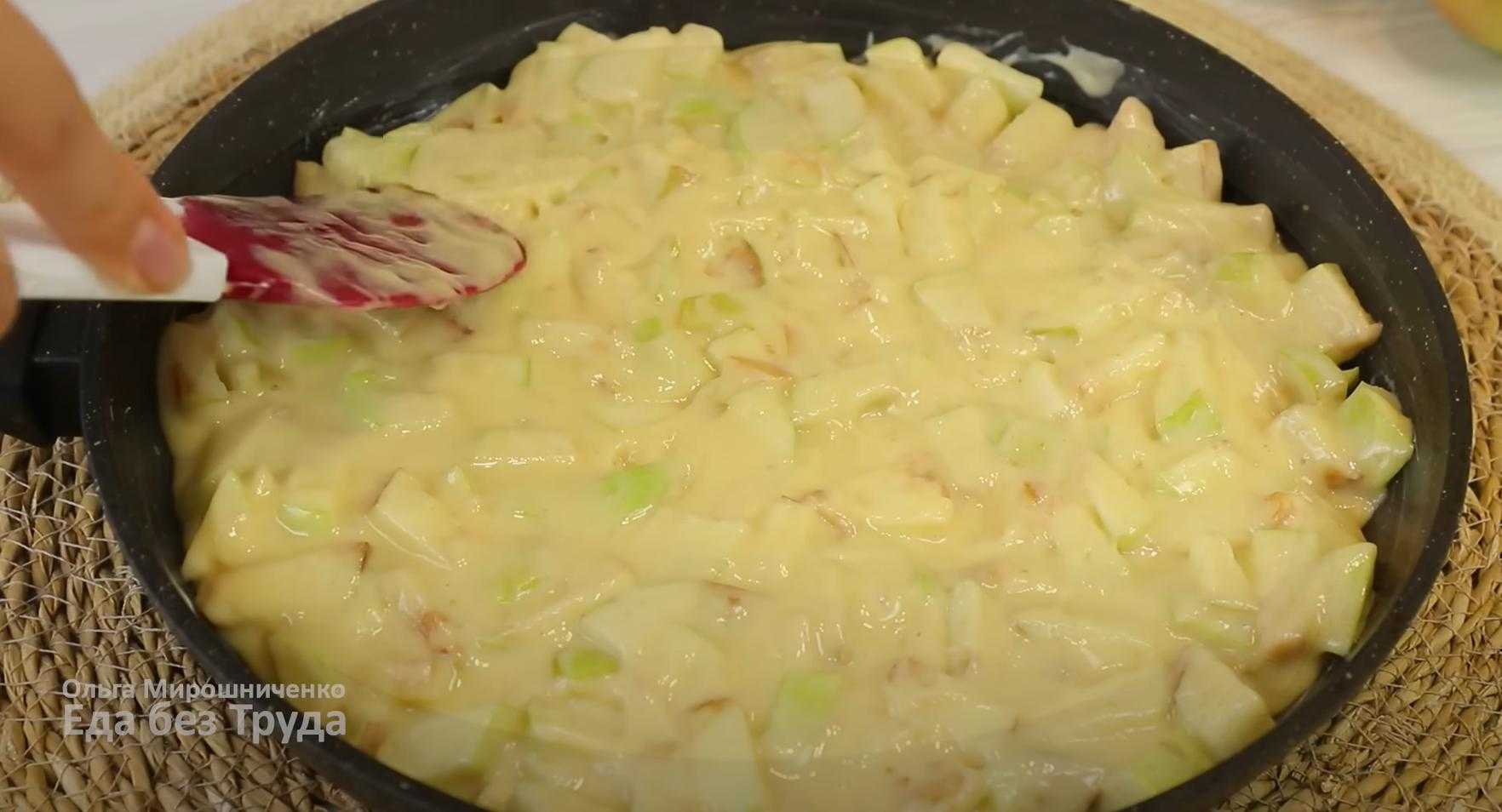 Шарлотка с яблоками на сковороде-Шаг 8