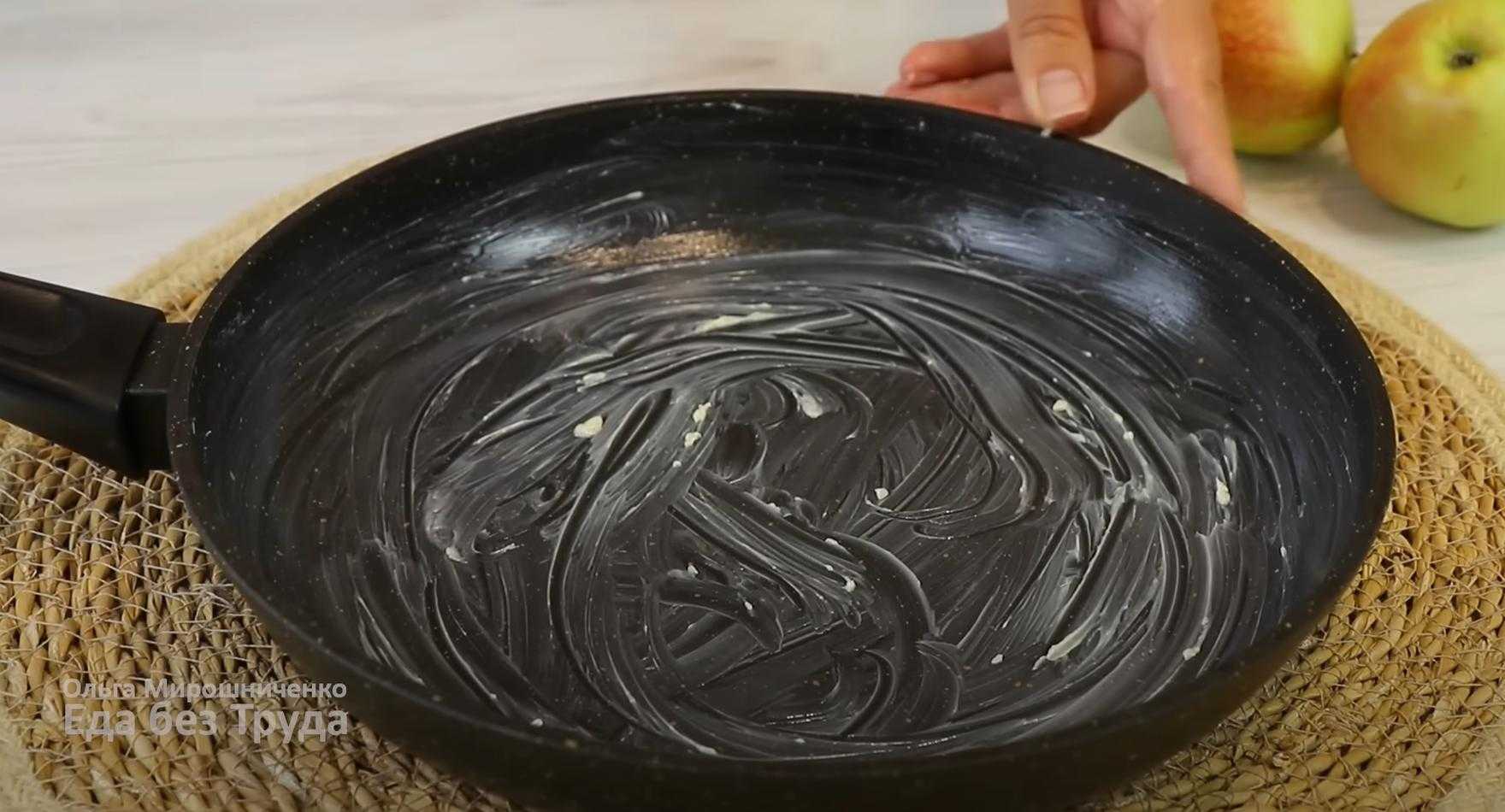 Шарлотка с яблоками на сковороде-Шаг 7