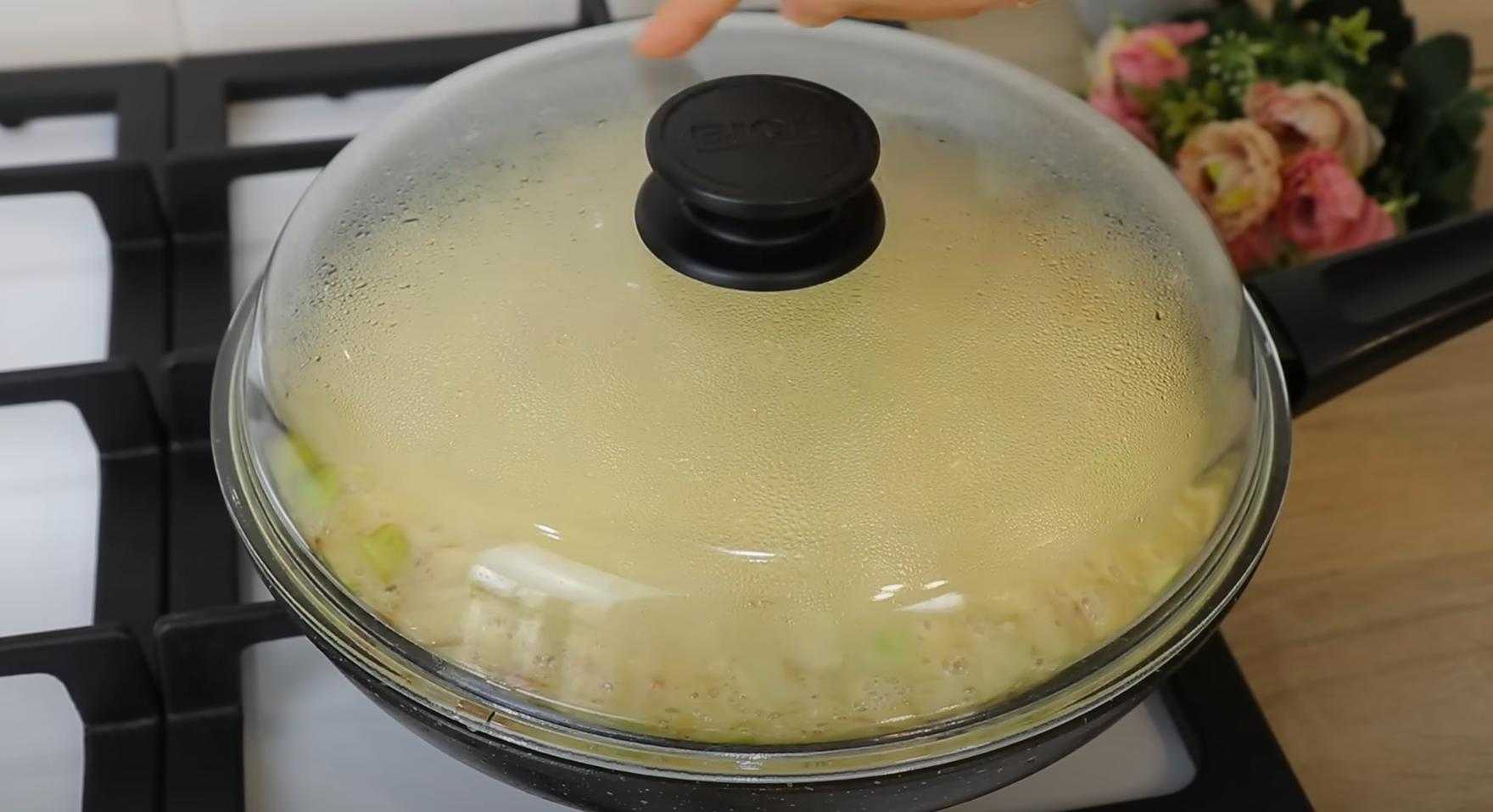 Шарлотка с яблоками на сковороде-Шаг 9