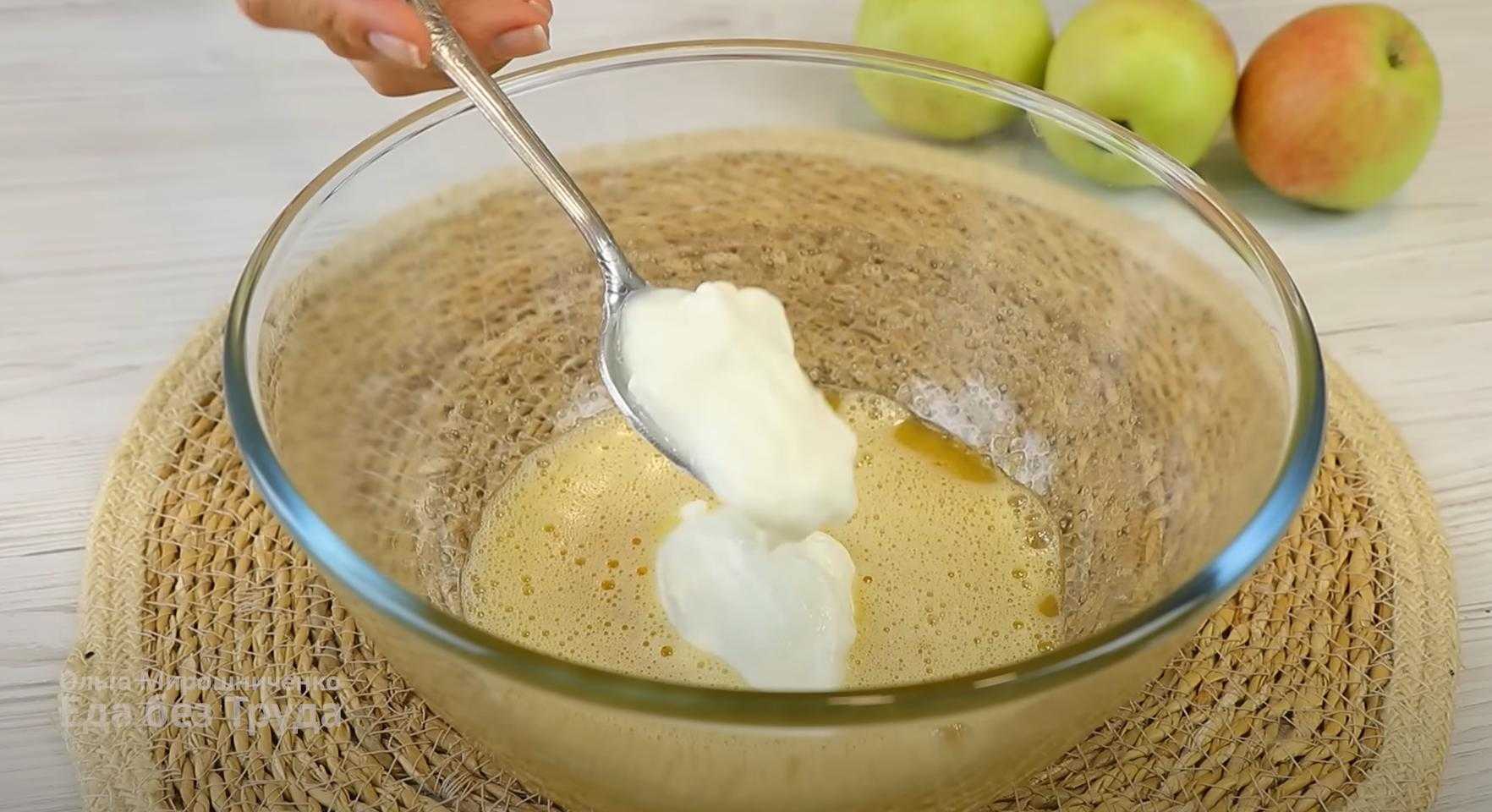 Шарлотка с яблоками на сковороде-Шаг 3