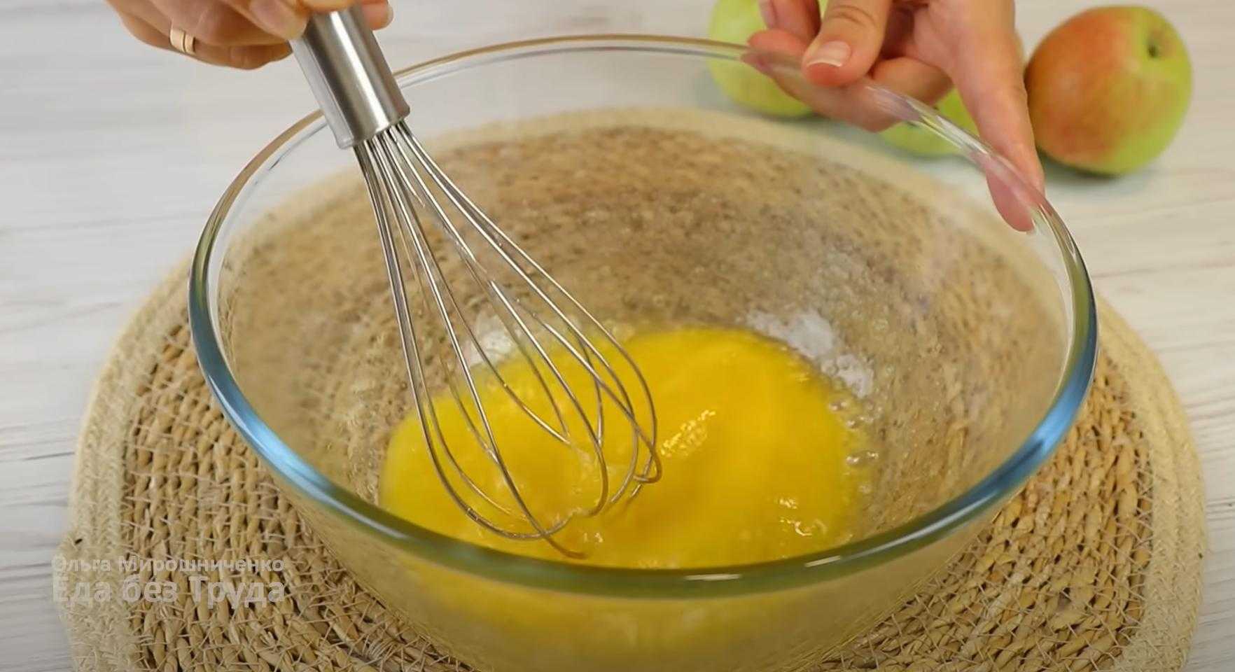 Шарлотка с яблоками на сковороде-Шаг 2