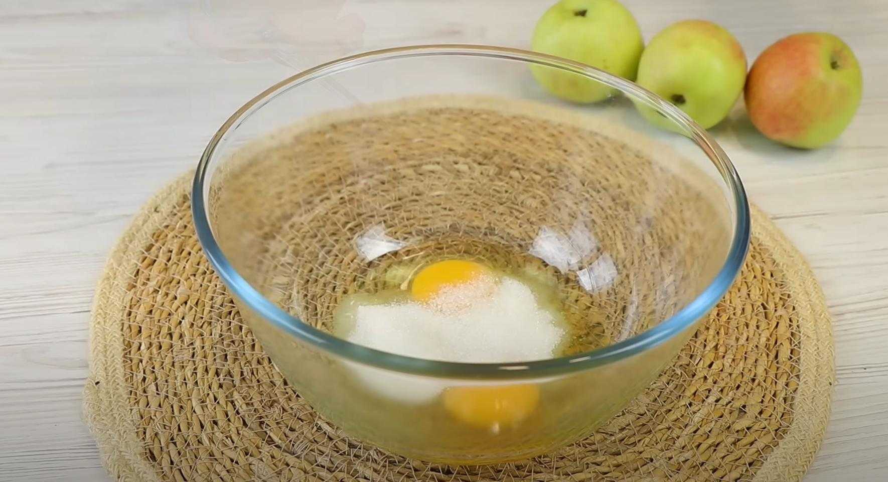 Шарлотка с яблоками на сковороде-Шаг 1