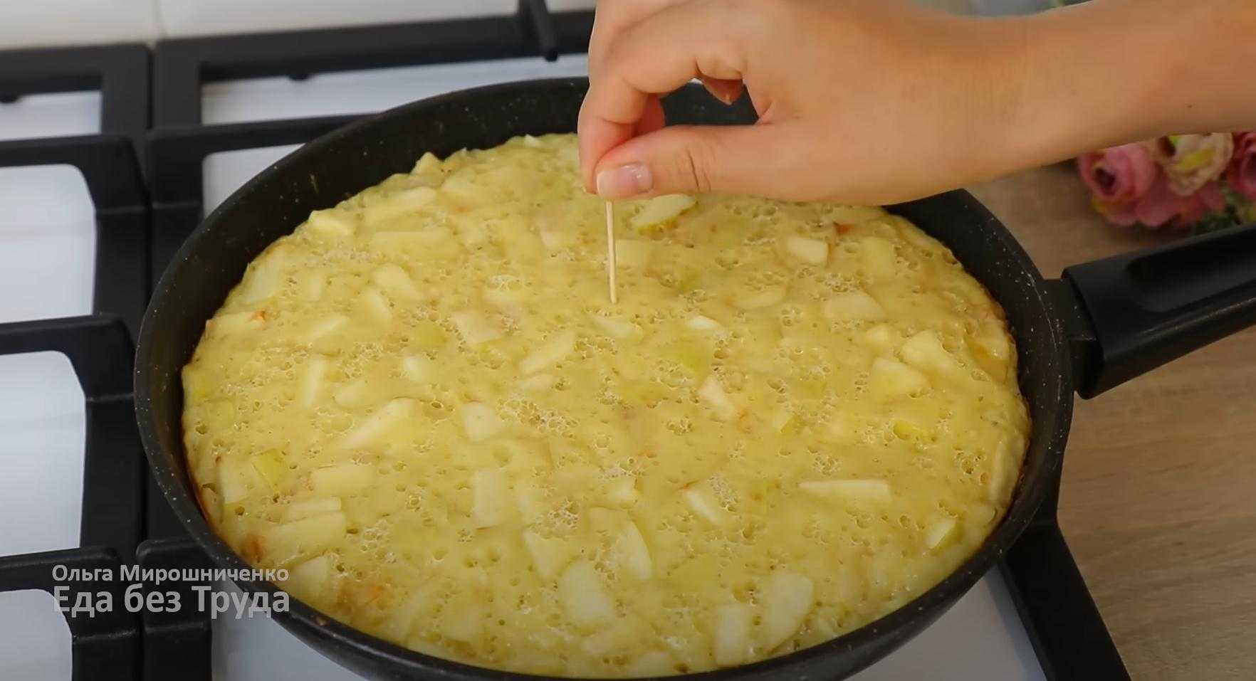 Шарлотка с яблоками на сковороде-Шаг 10