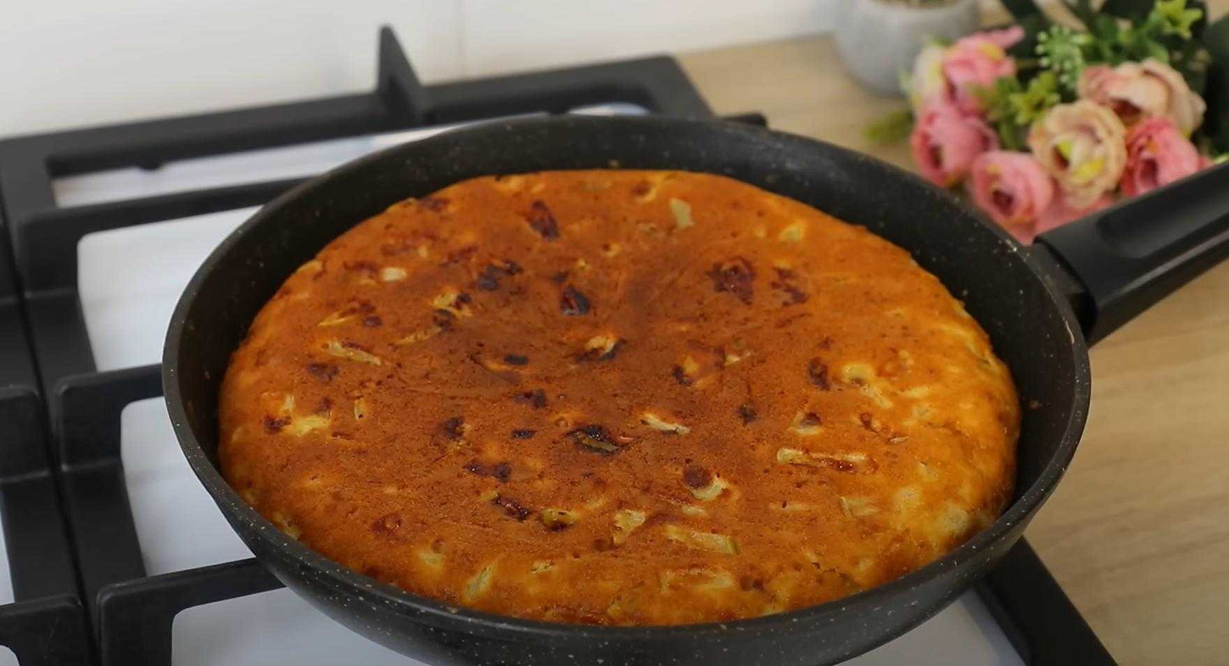 Шарлотка с яблоками на сковороде-Шаг 12