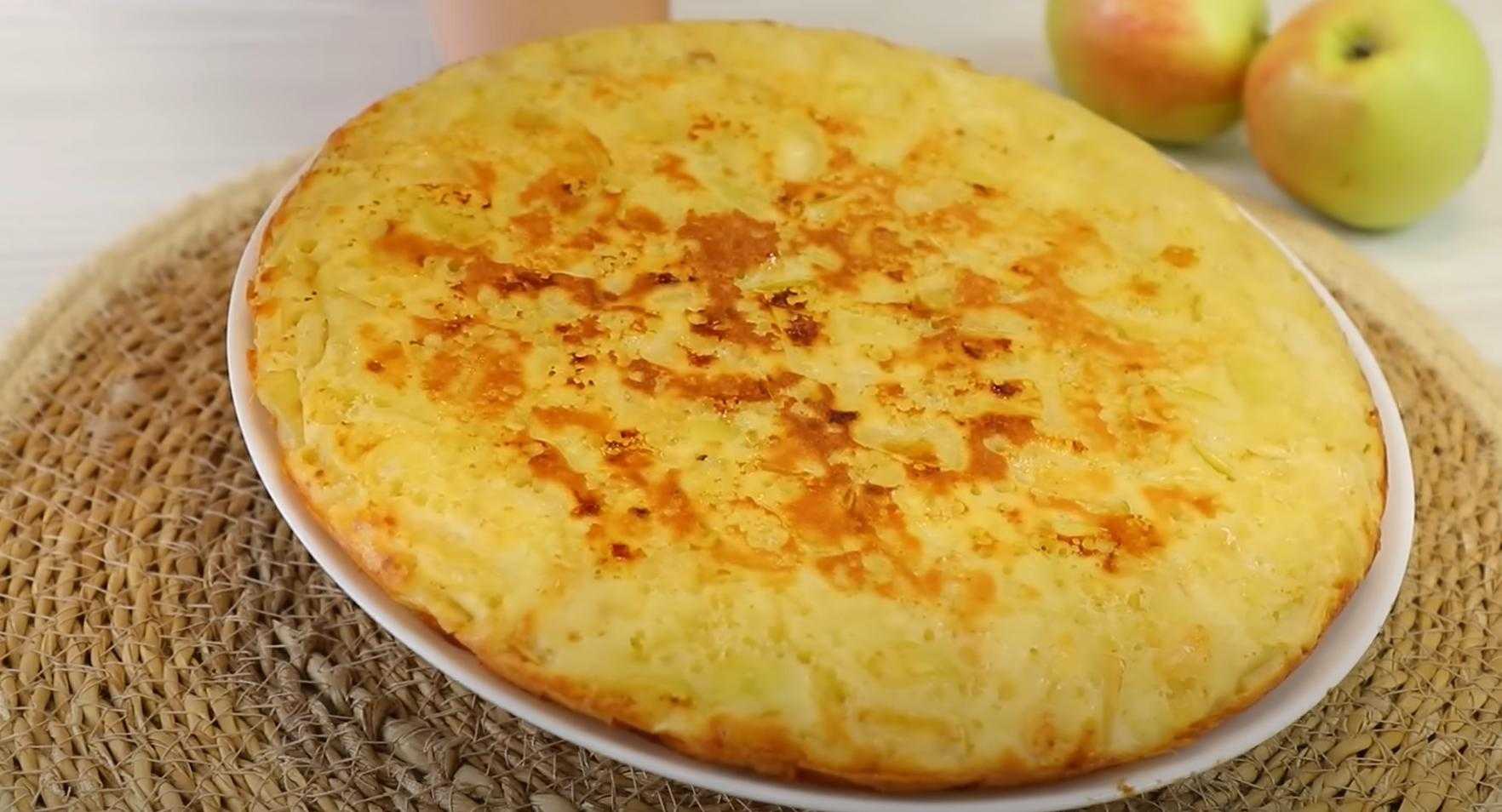 Шарлотка с яблоками на сковороде-Шаг 13