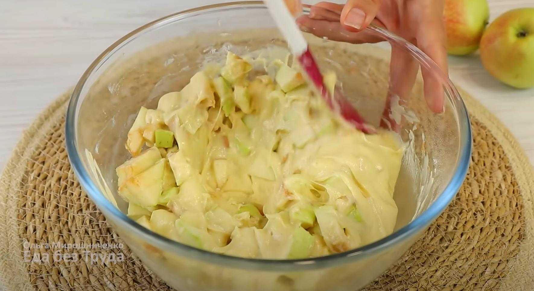 Шарлотка с яблоками на сковороде-Шаг 6