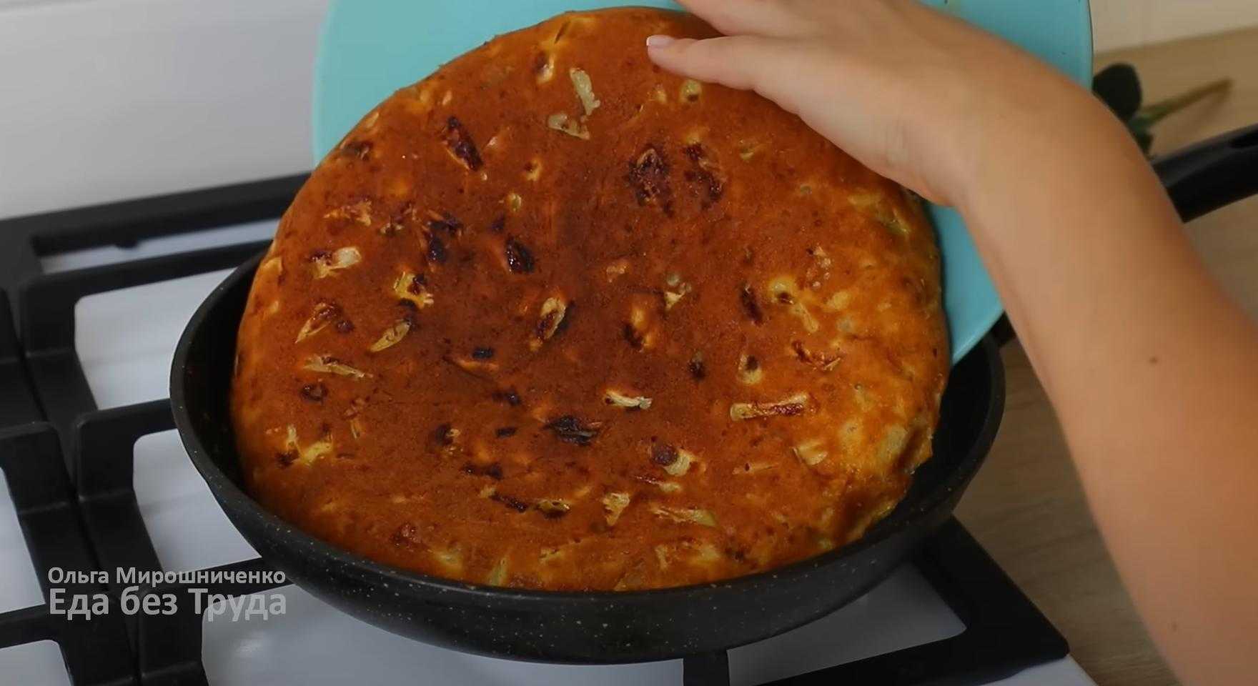 Шарлотка с яблоками на сковороде-Шаг 11