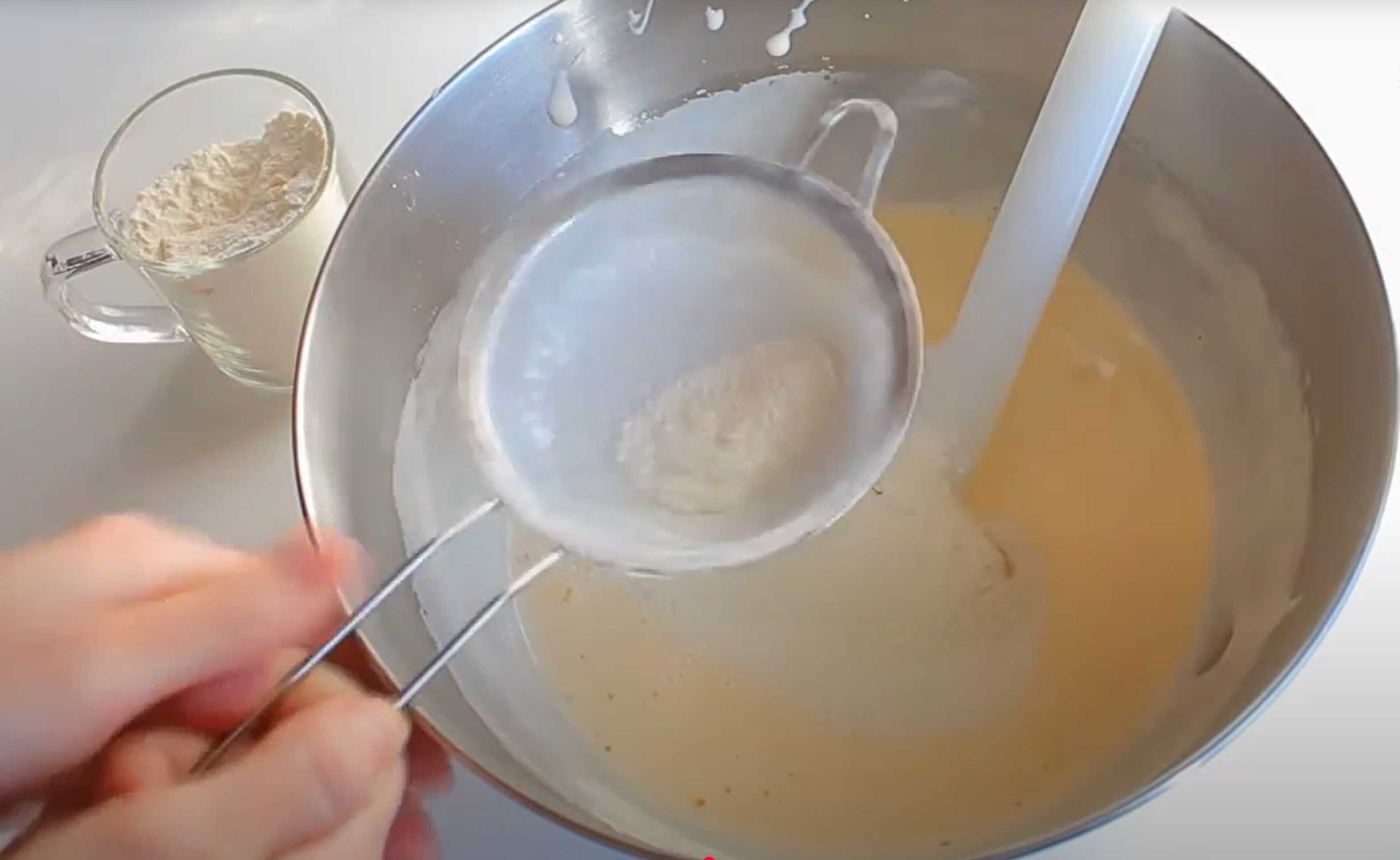 Шарлотка в мультиварке с яблоками-Шаг 3