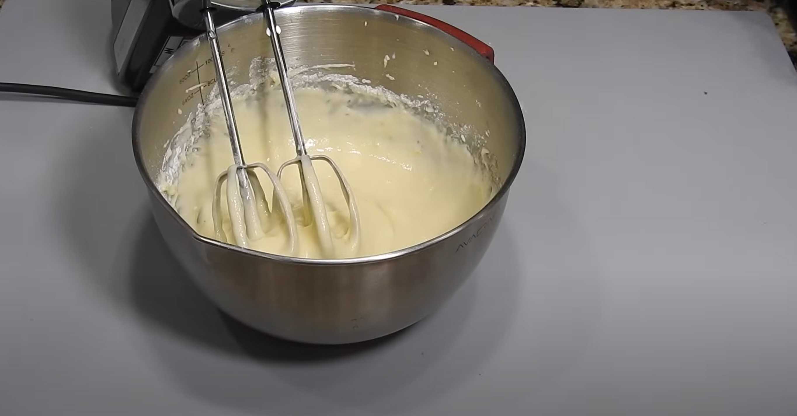 Шарлотка на сковороде с яблоками-Шаг 4