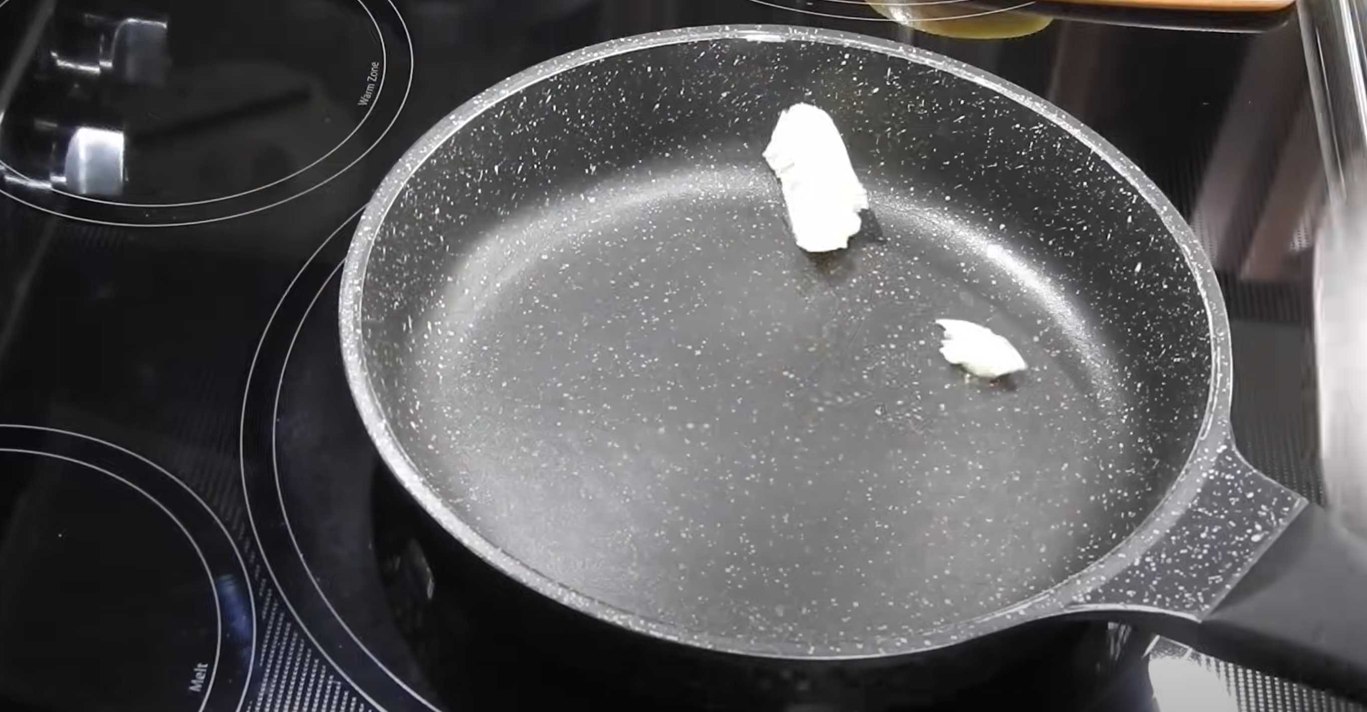 Шарлотка на сковороде с яблоками-Шаг 6
