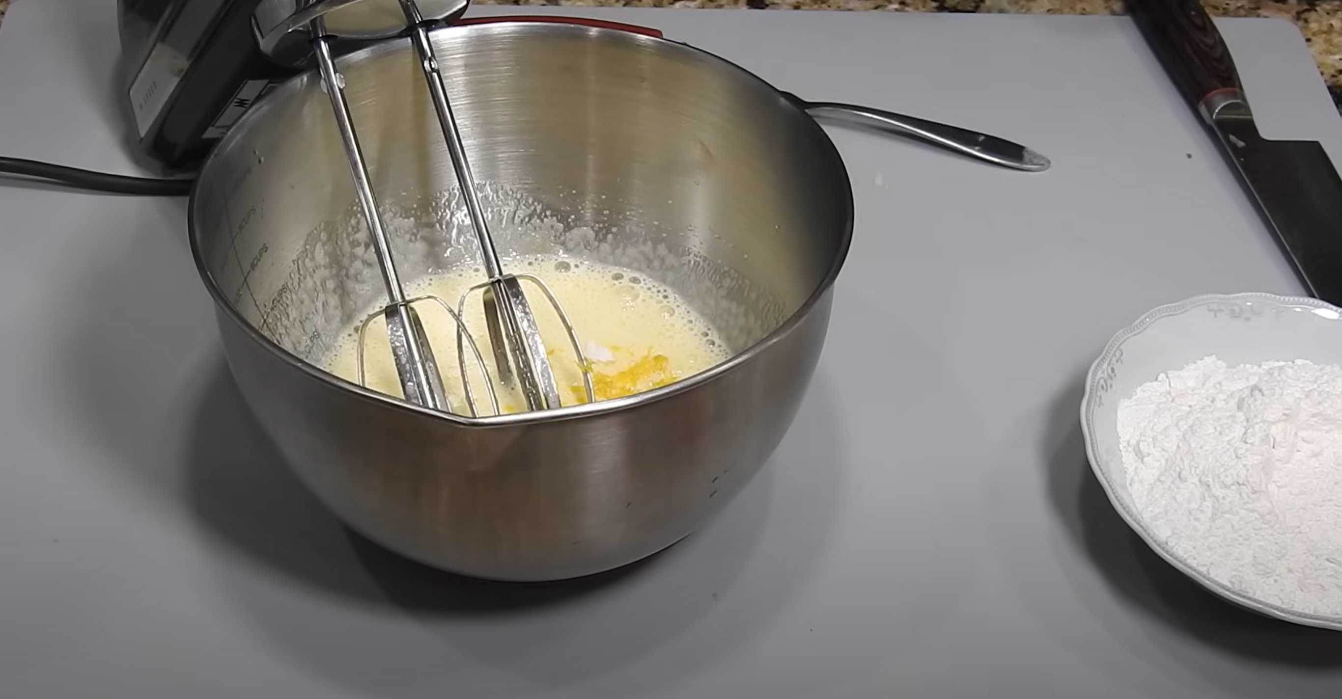 Шарлотка на сковороде с яблоками-Шаг 3