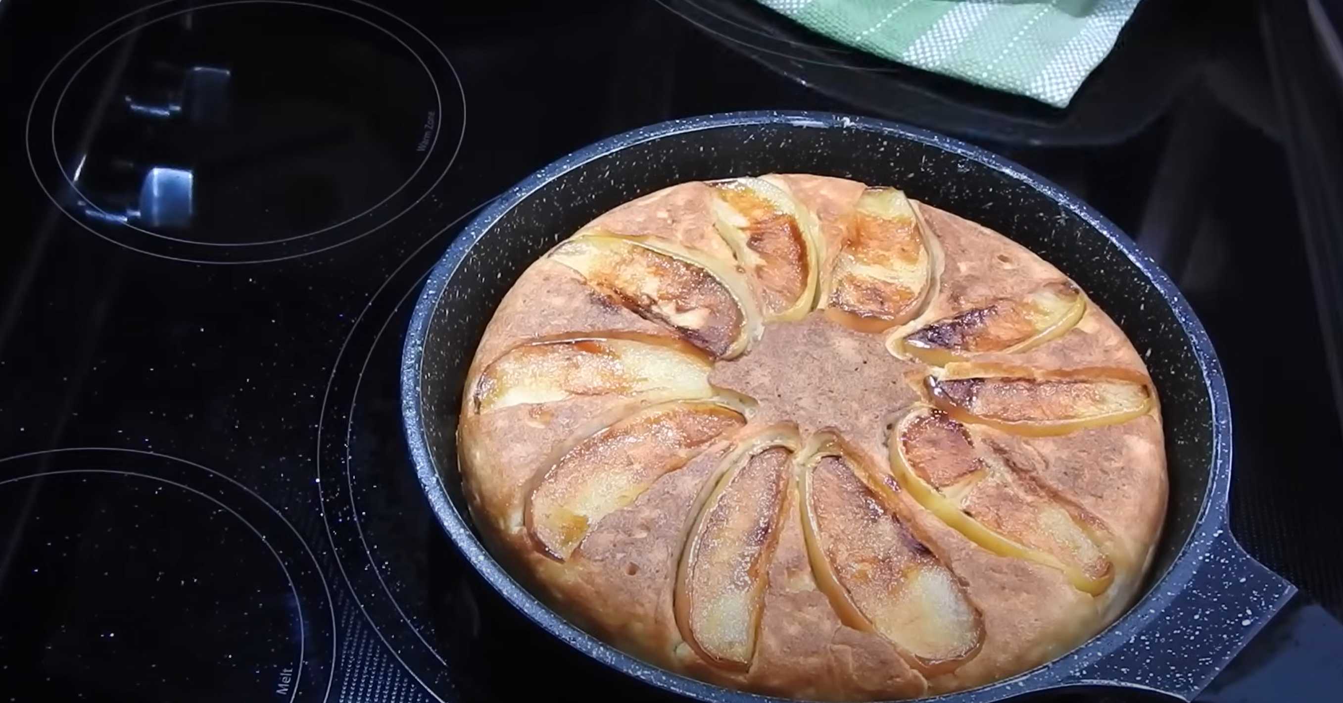 Шарлотка на сковороде с яблоками-Шаг 11
