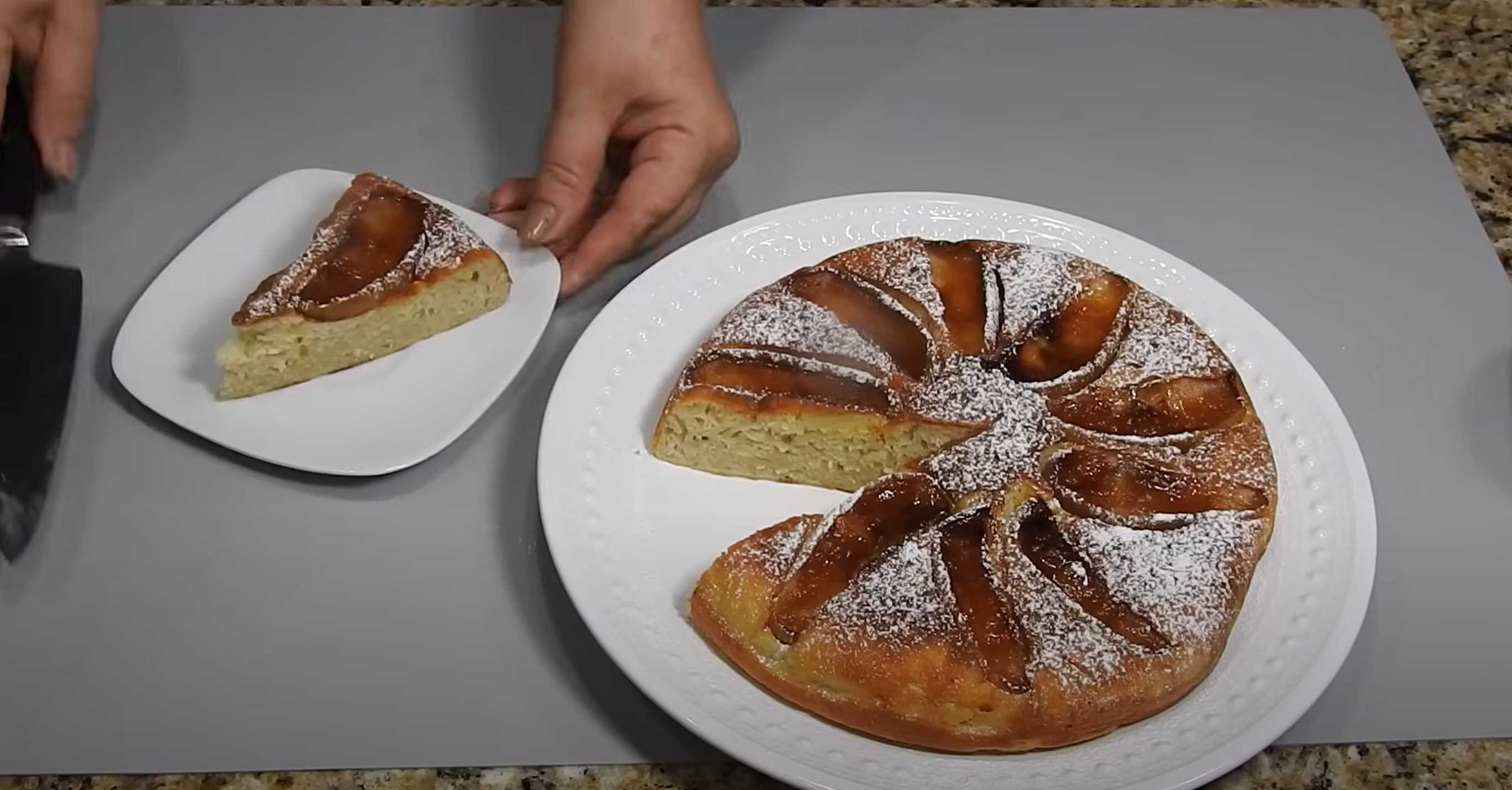 Шарлотка на сковороде с яблоками-Шаг 12