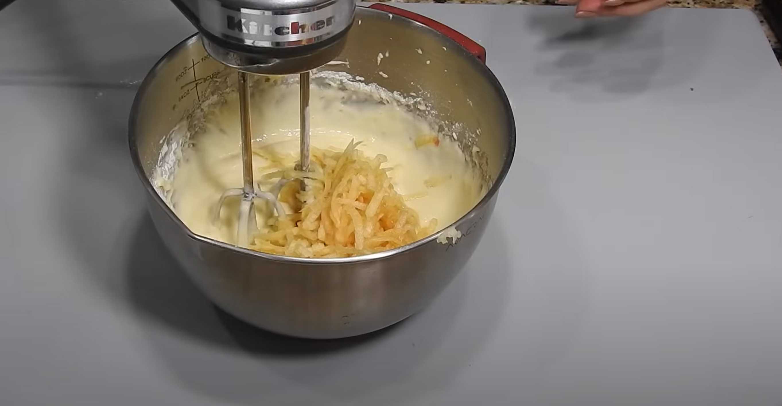 Шарлотка на сковороде с яблоками-Шаг 5
