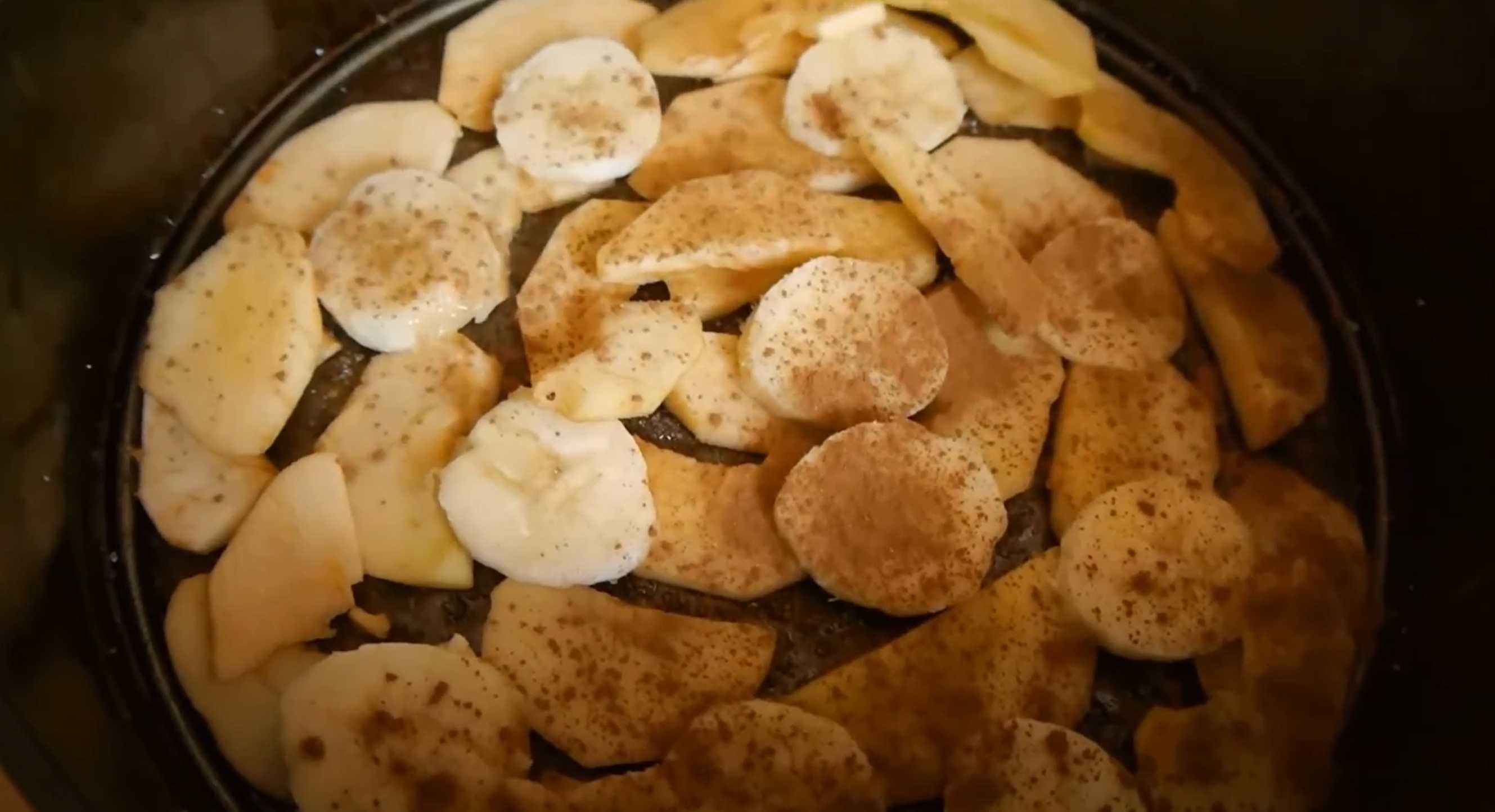 Шарлотка с яблоками и бананами-Шаг 4