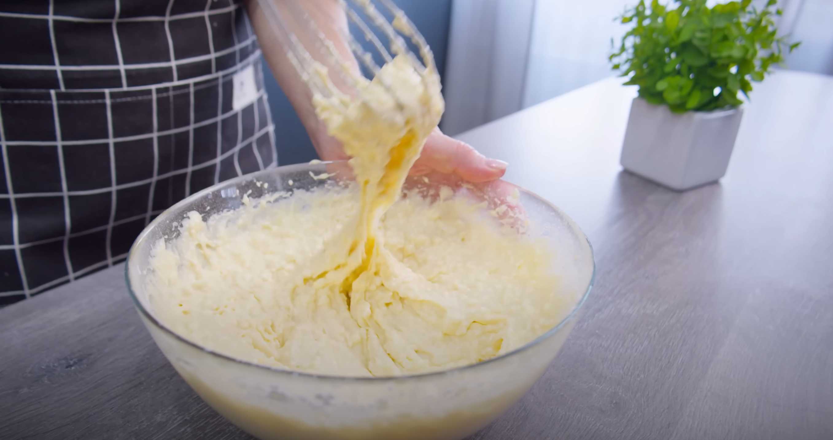 Шарлотка творожная с яблоками в духовке-Шаг 6