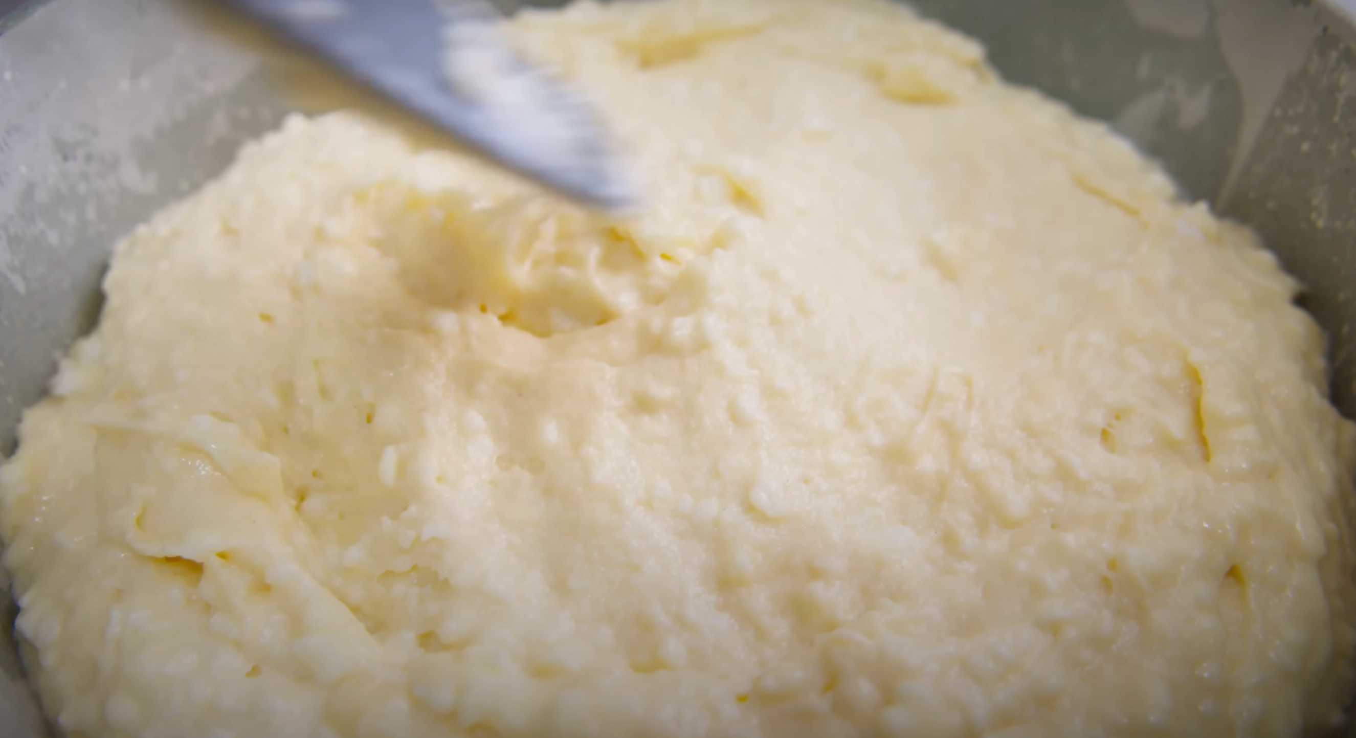 Шарлотка творожная с яблоками в духовке-Шаг 8