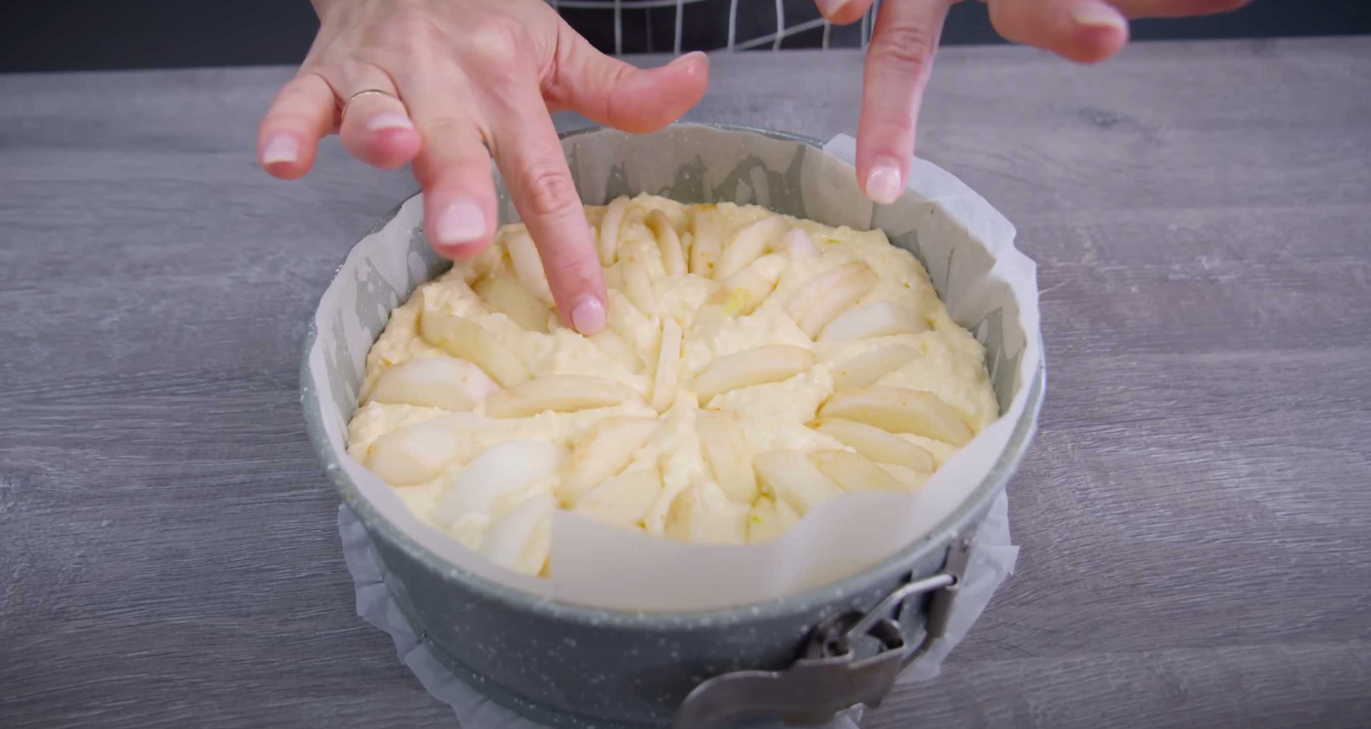 Шарлотка творожная с яблоками в духовке-Шаг 9