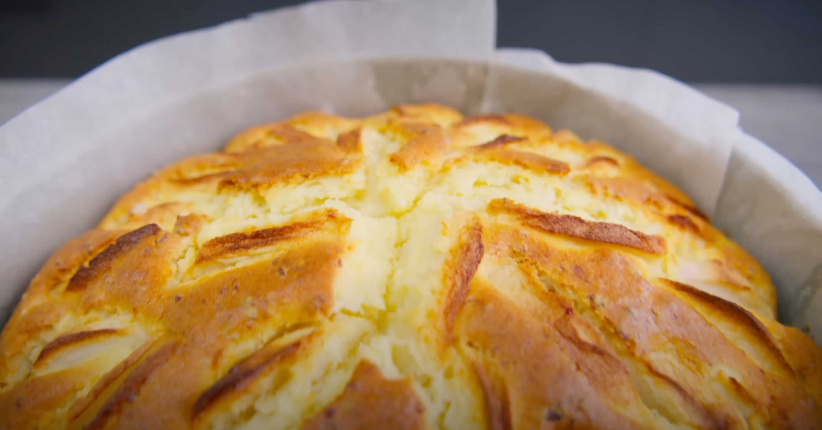 Шарлотка творожная с яблоками в духовке-Шаг 10