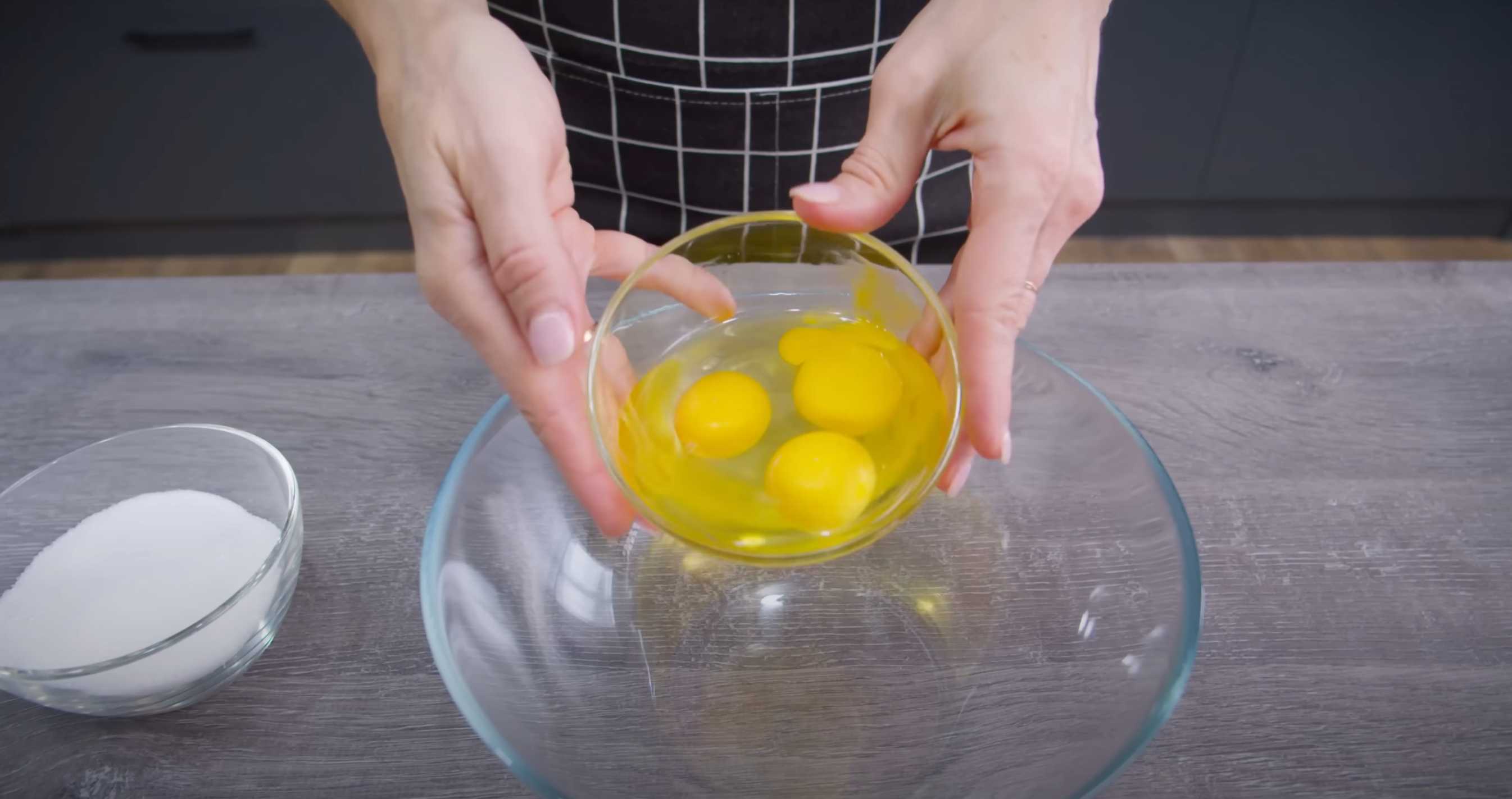 Шарлотка творожная с яблоками в духовке-Шаг 1