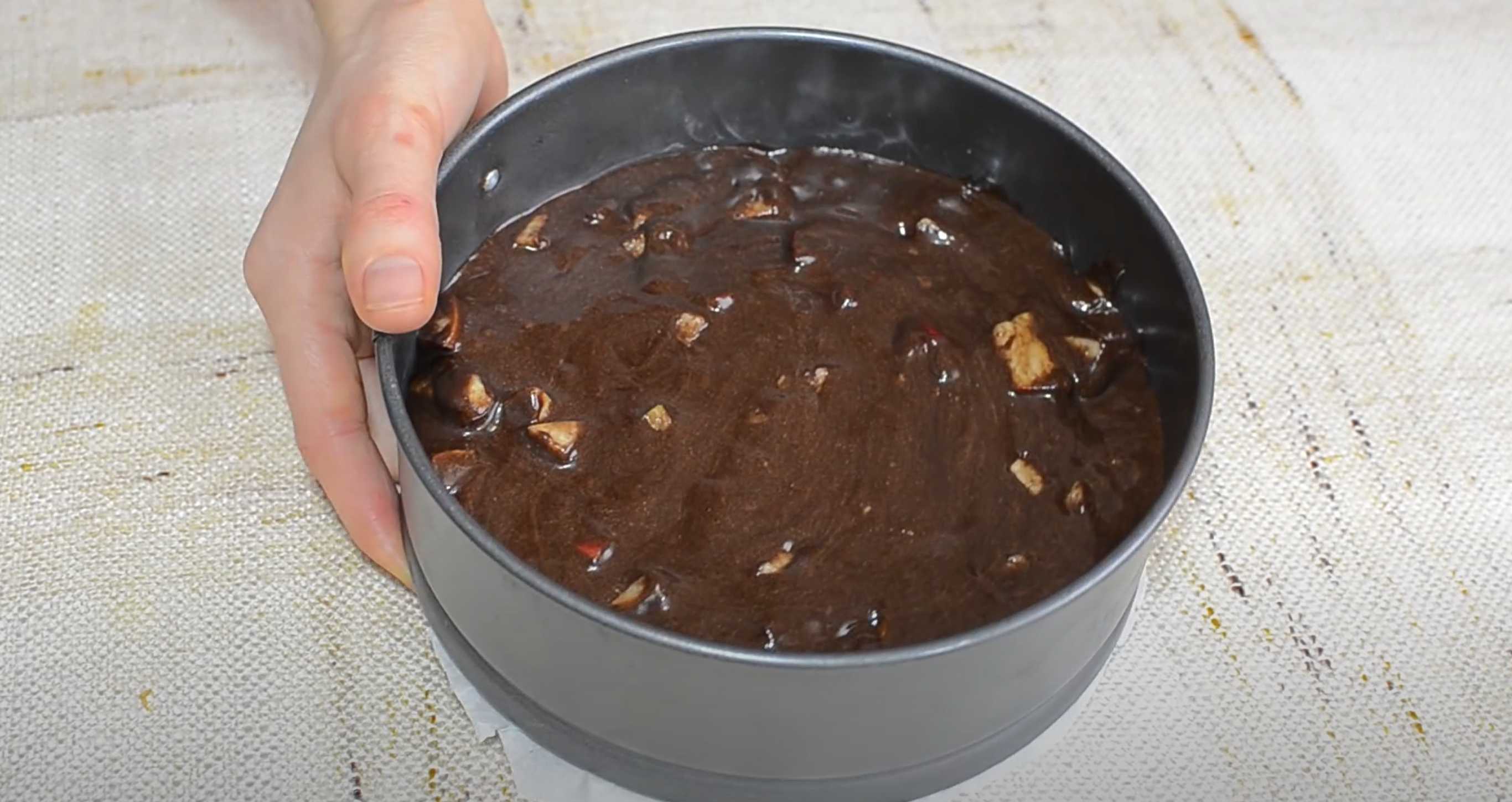 Шоколадная шарлотка с яблоками-Шаг 8