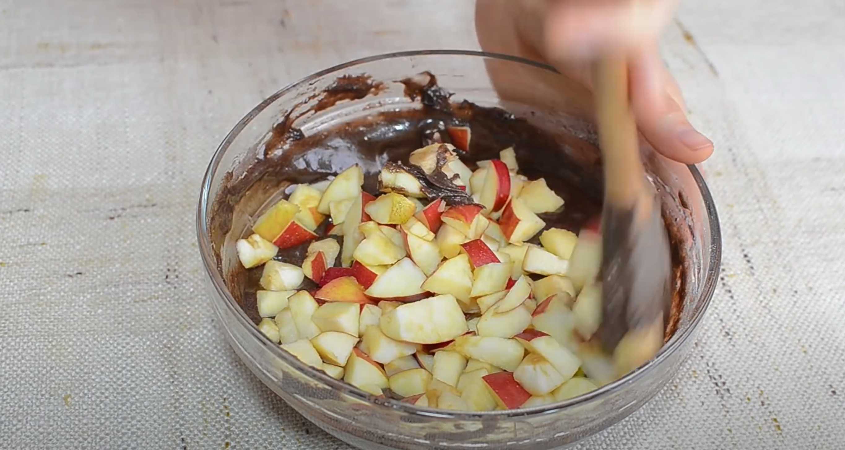 Шоколадная шарлотка с яблоками-Шаг 7
