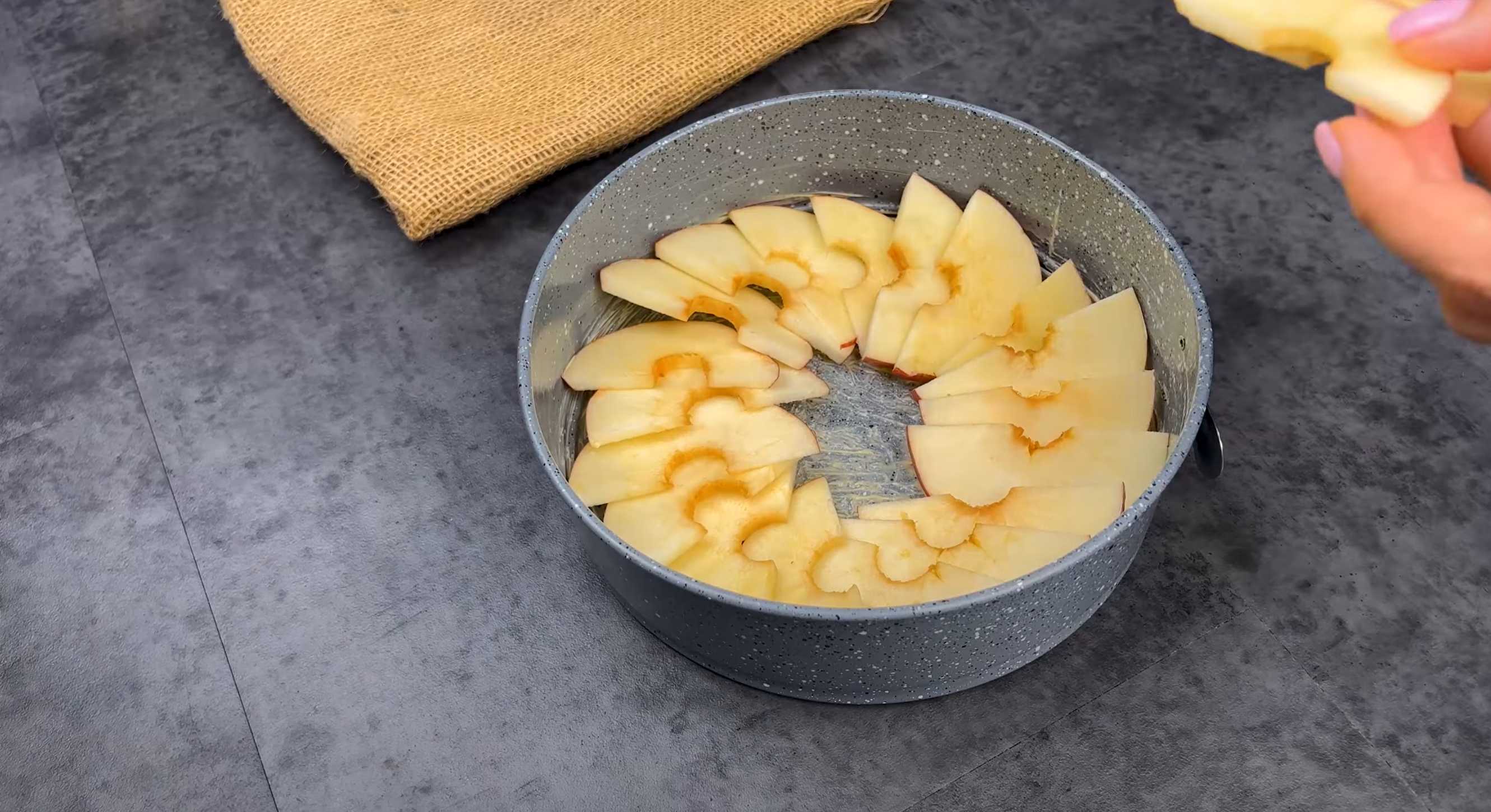 Шарлотка с яблоками и корицей-Шаг 6