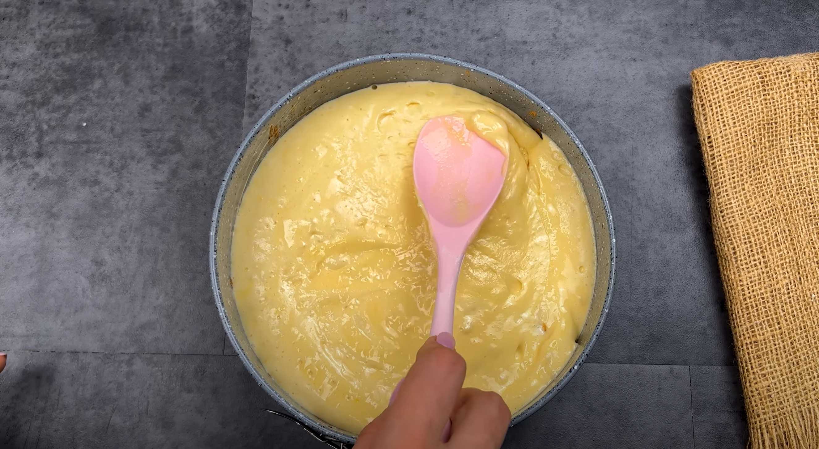 Шарлотка с яблоками и корицей-Шаг 8