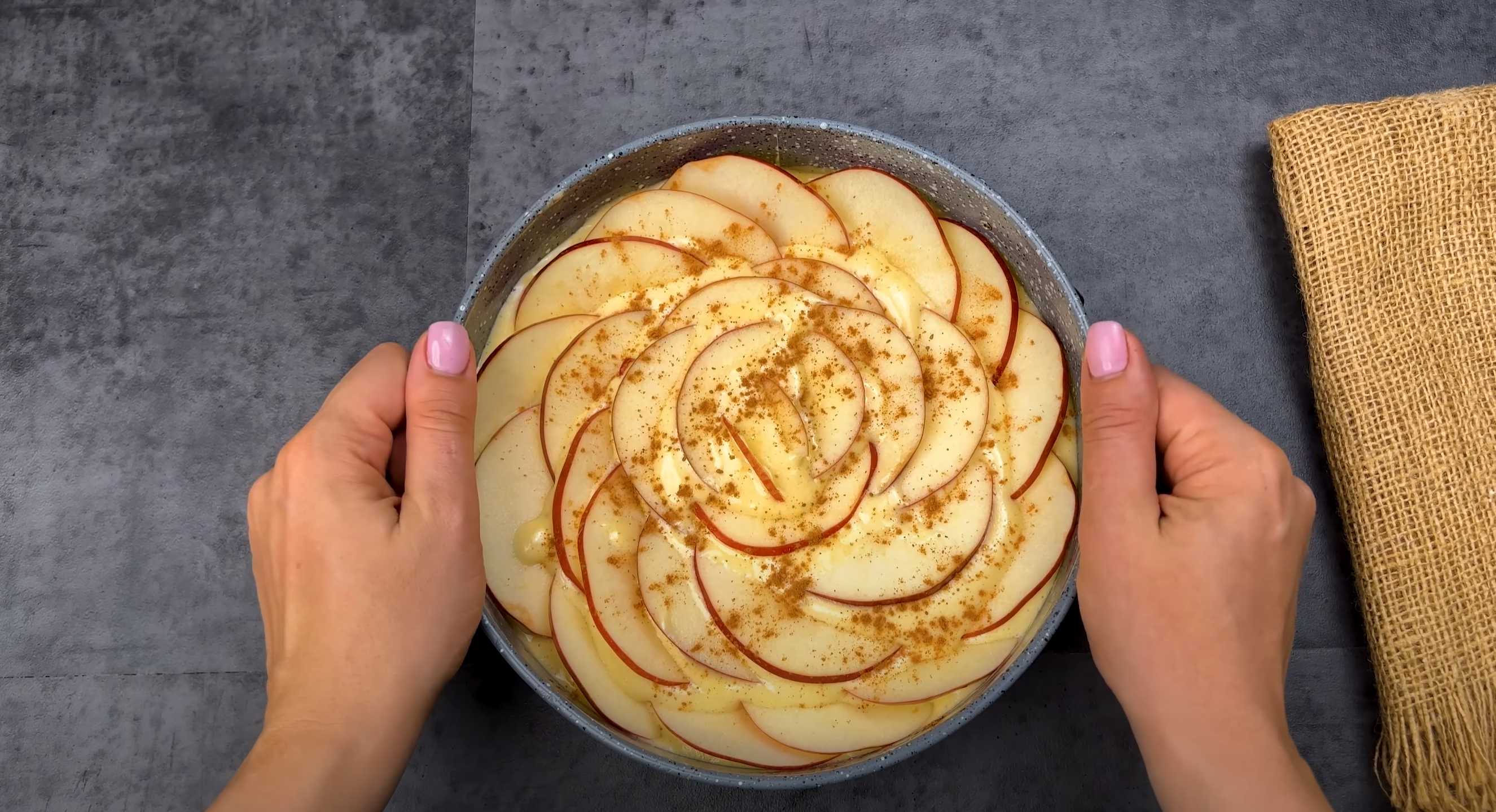 Шарлотка с яблоками и корицей-Шаг 9