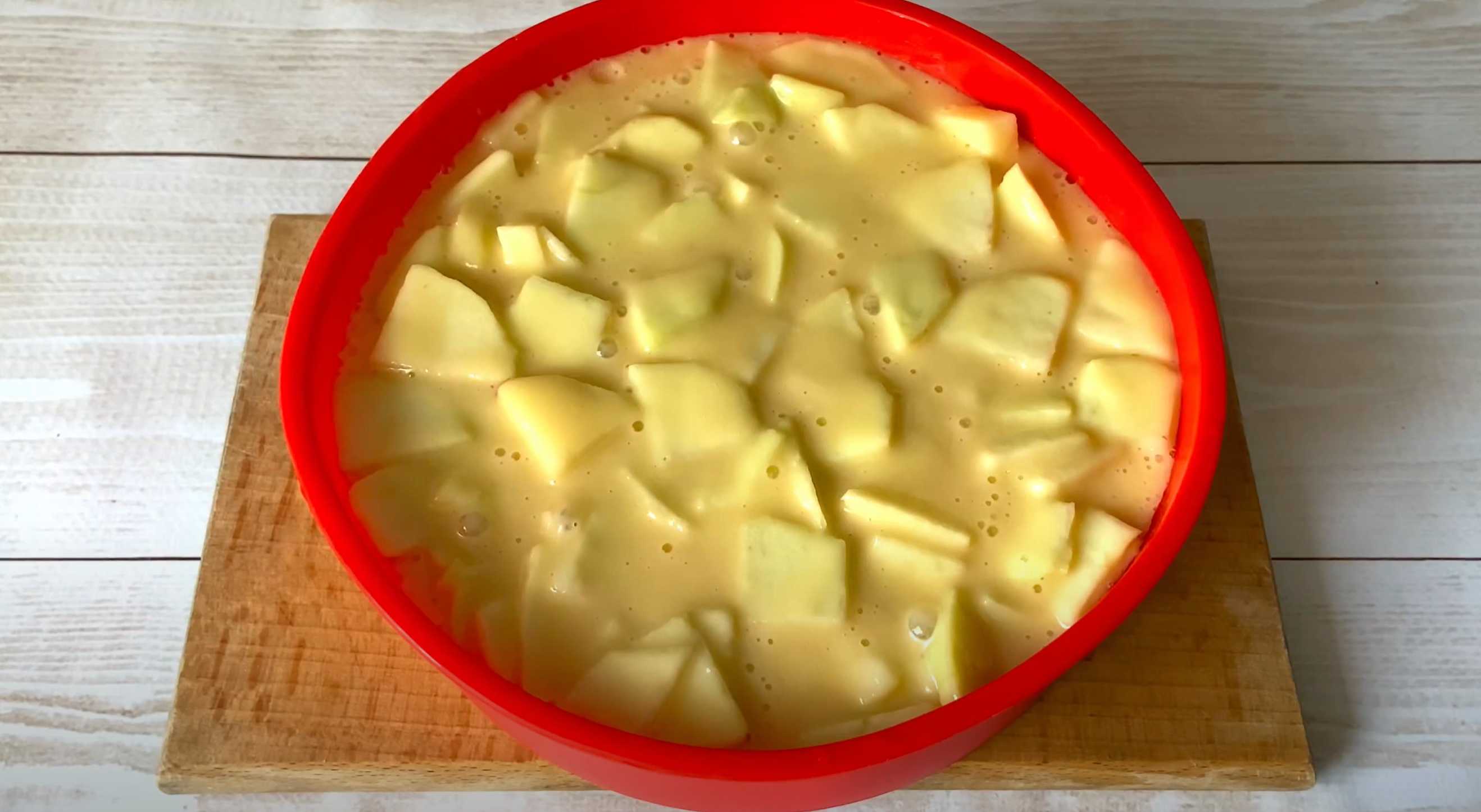Шарлотка с яблоками без миксера-Шаг 5: Выпекание