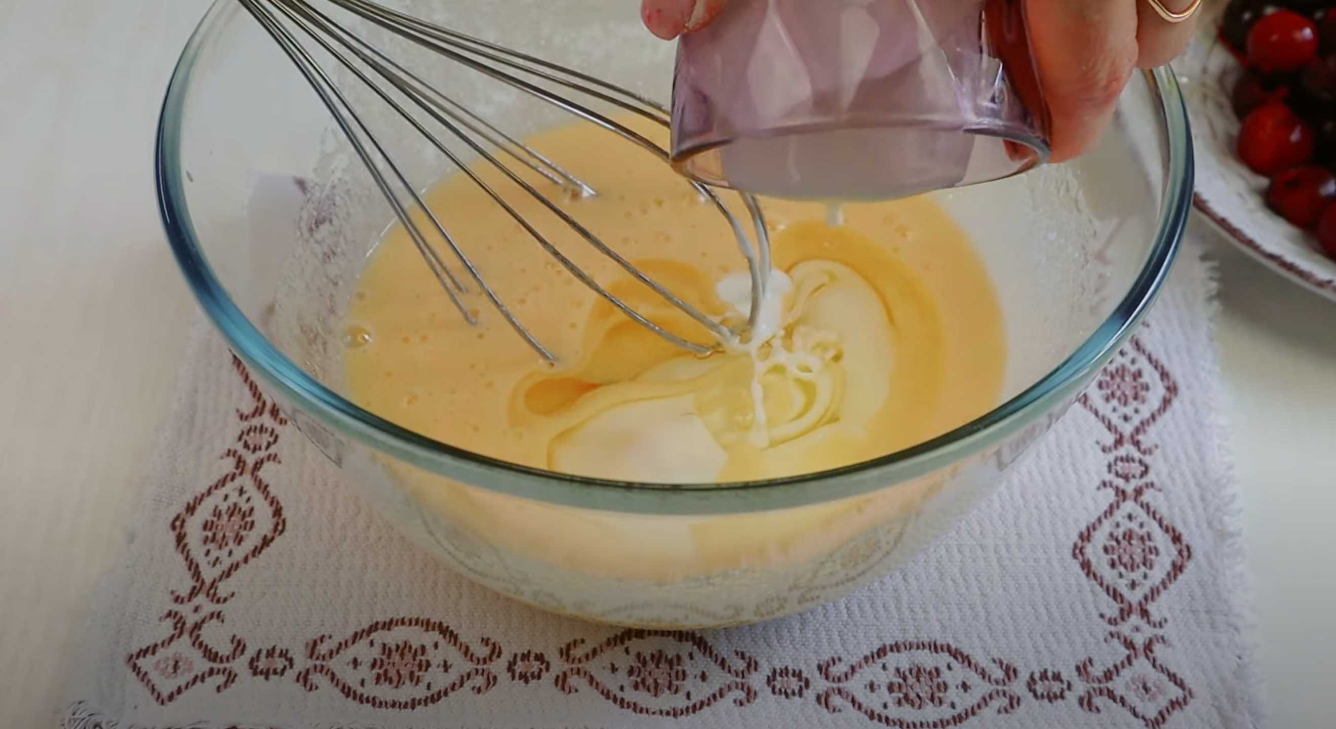 Шарлотка с вишней в духовке-Шаг 2: Вводим жидкие компоненты