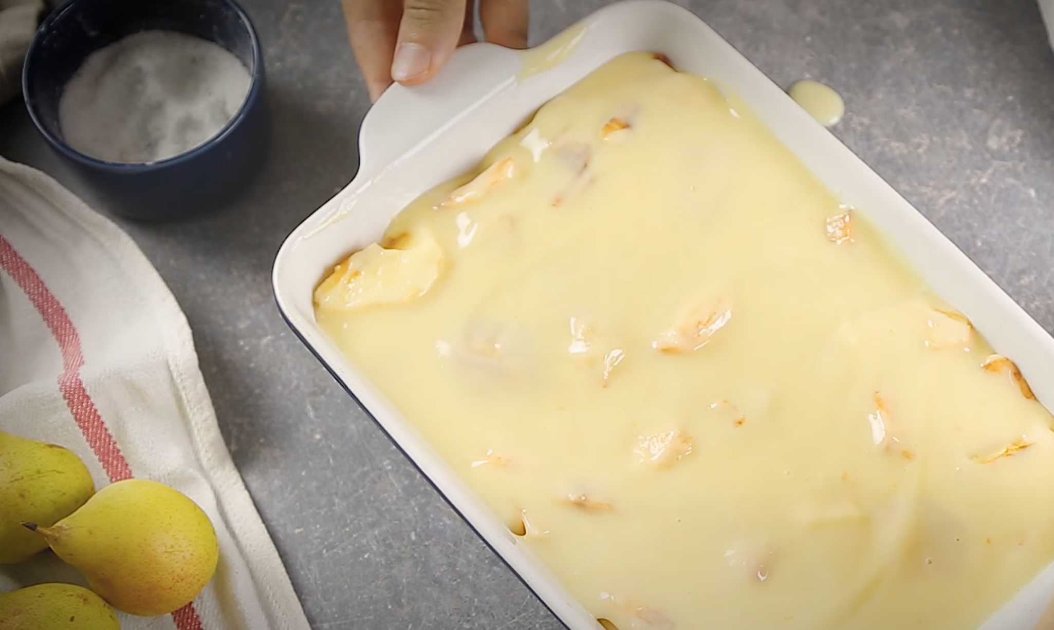 Шарлотка с яблоками и со сметаной-Шаг 9