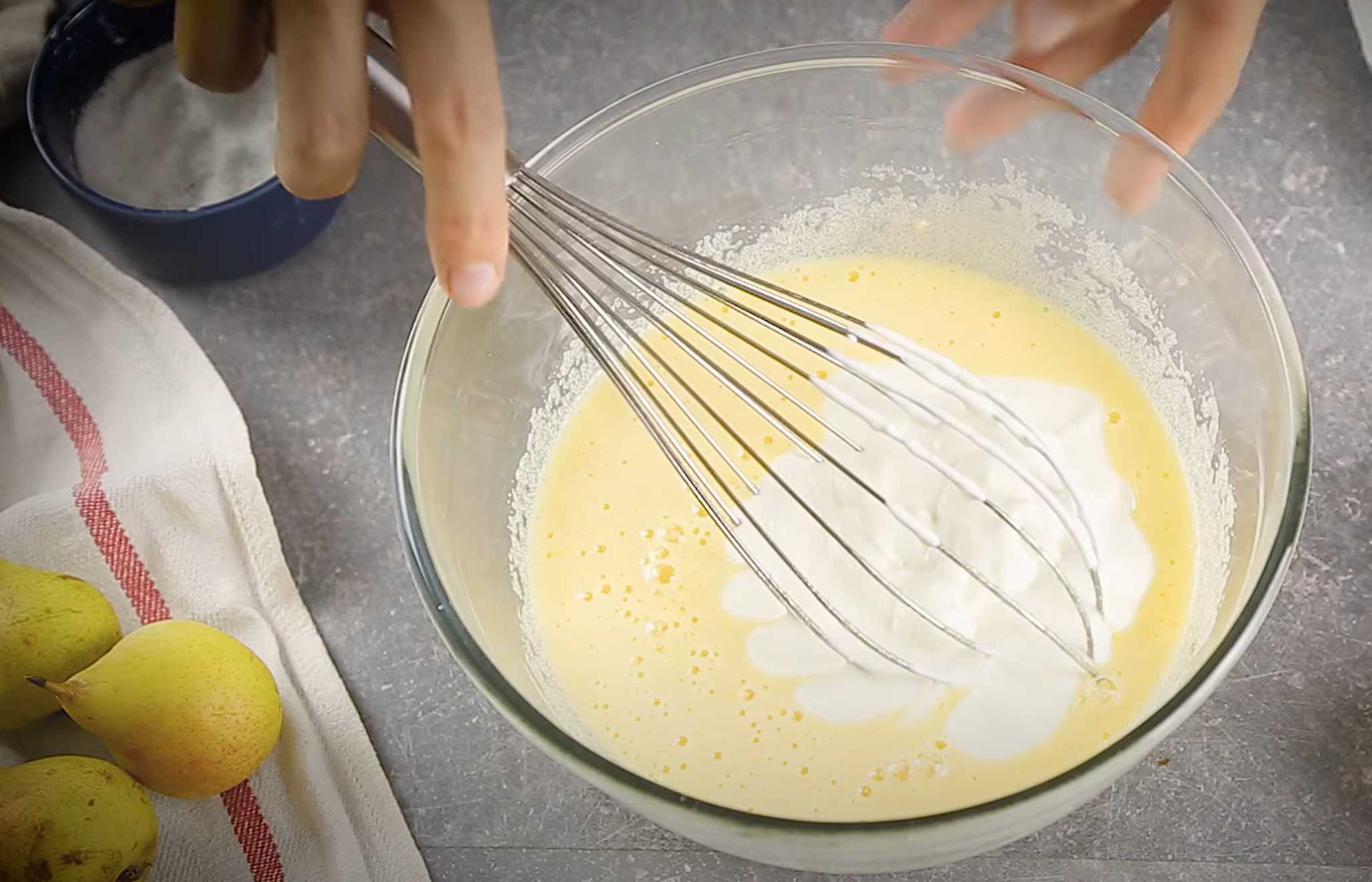 Шарлотка с яблоками и со сметаной-Шаг 3