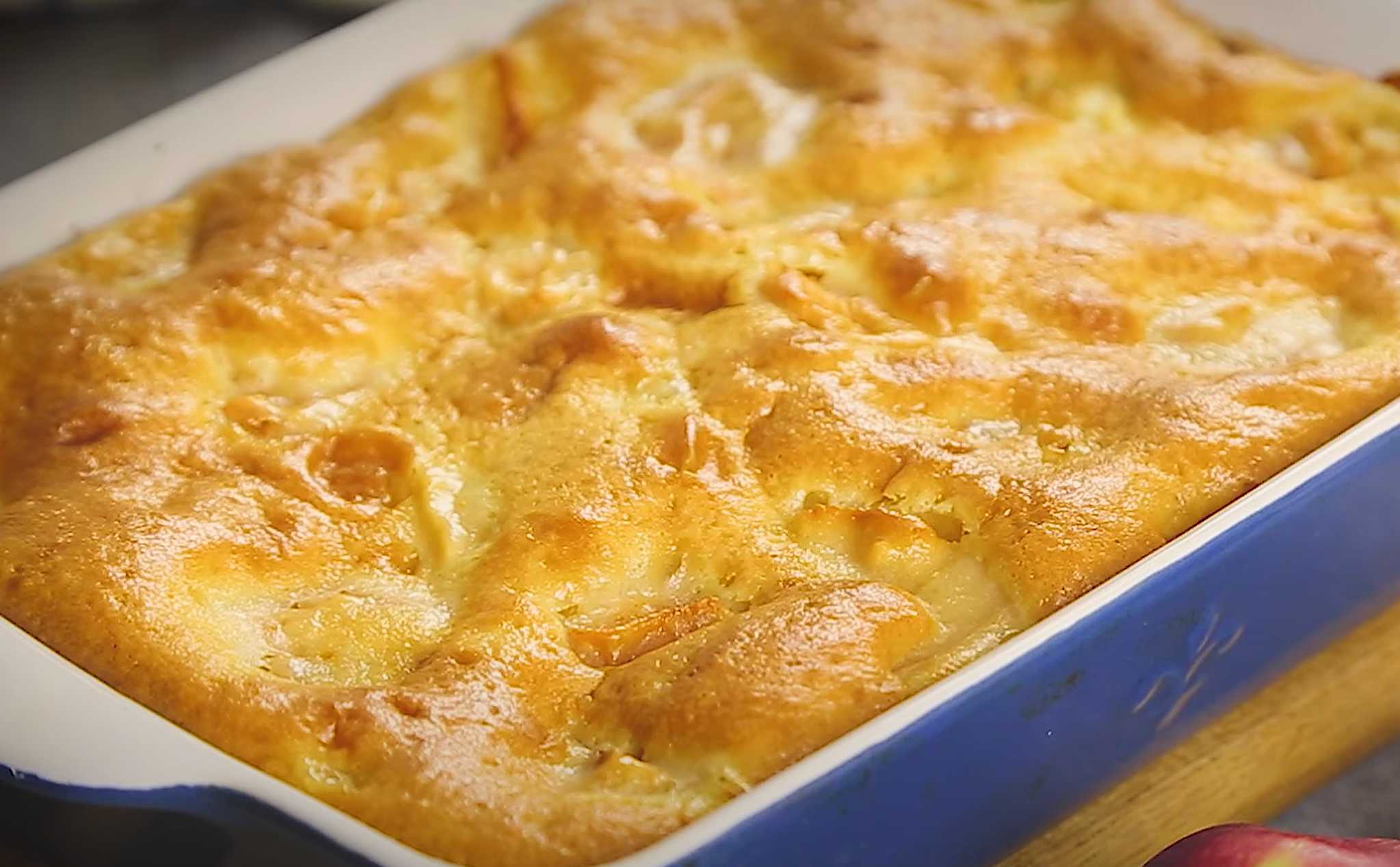 Шарлотка с яблоками и со сметаной-Шаг 10