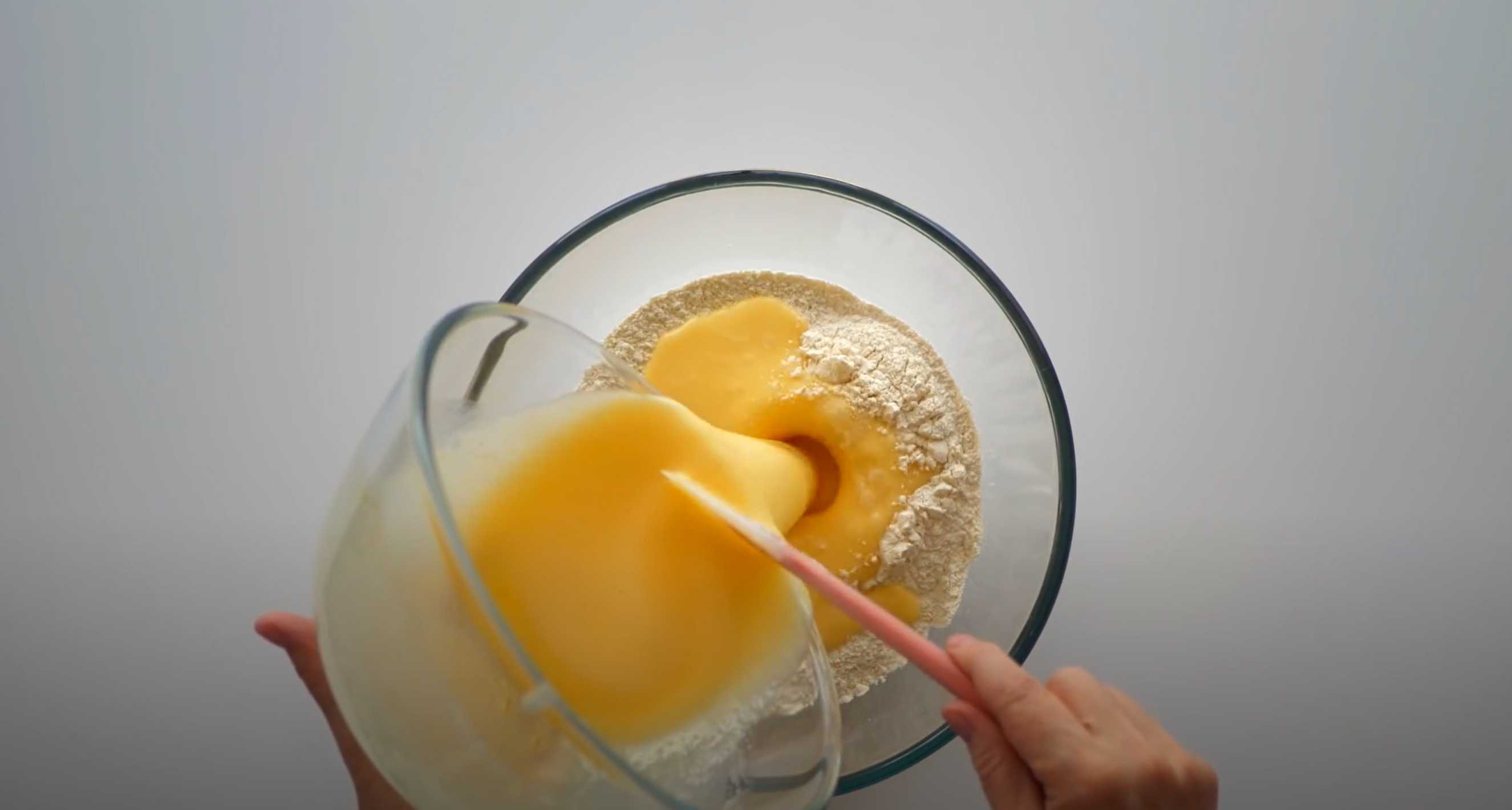 Шарлотка со сливами в духовке-Шаг 4