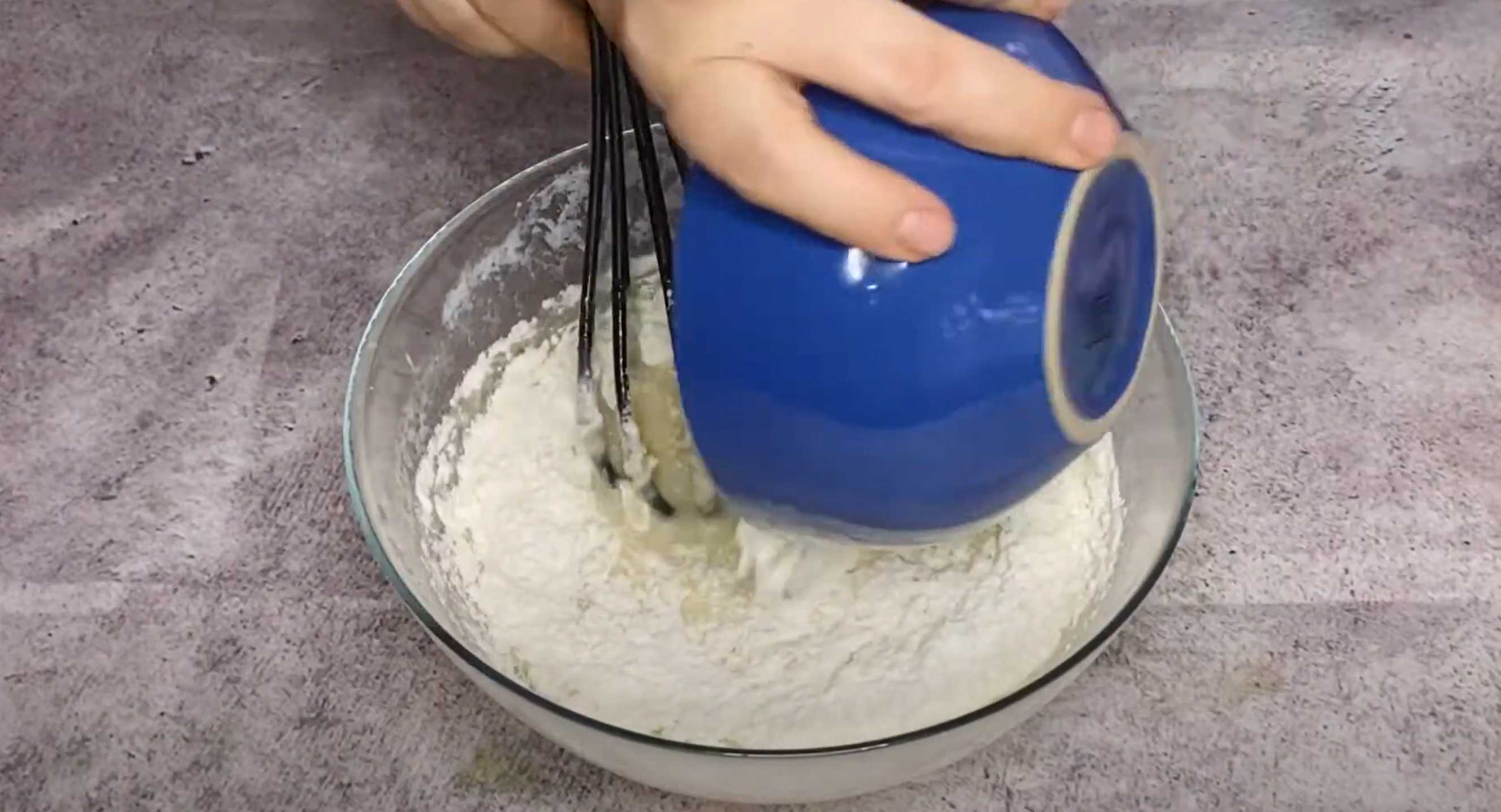 Шарлотка с яблоками на кефире-Шаг 6