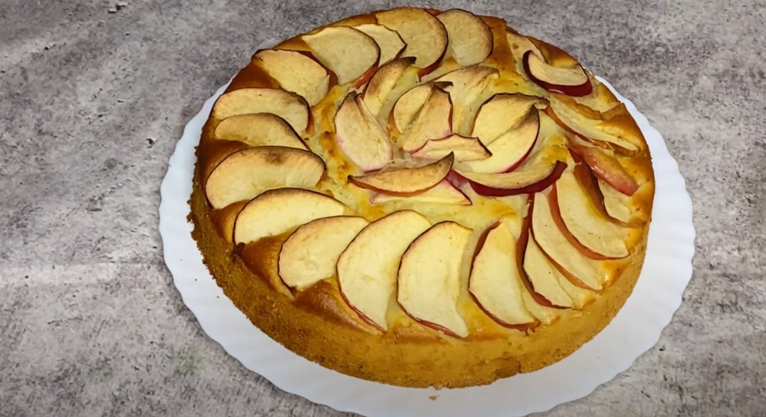 Шарлотка с яблоками на кефире-Шаг 10