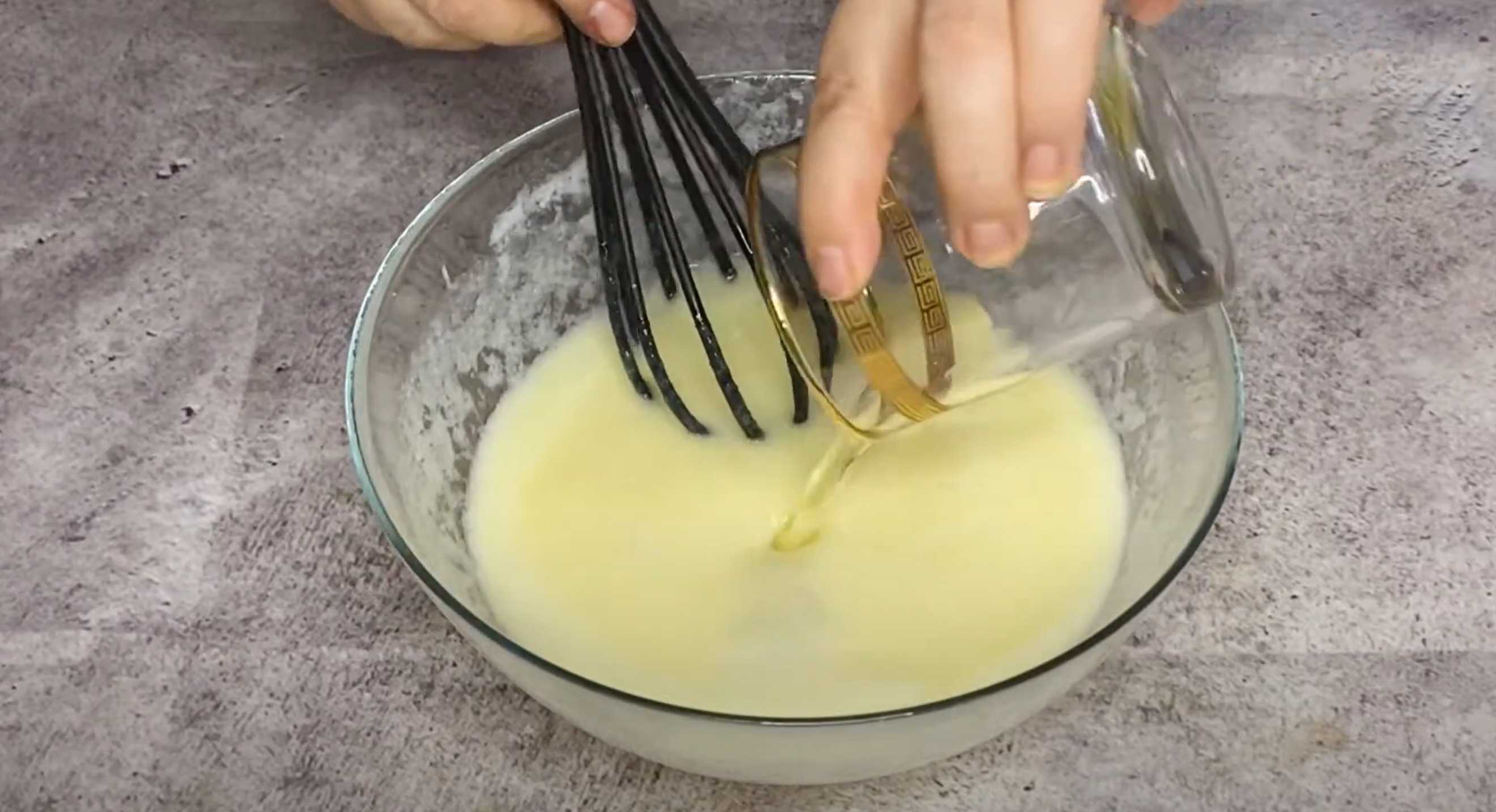 Шарлотка с яблоками на кефире-Шаг 4