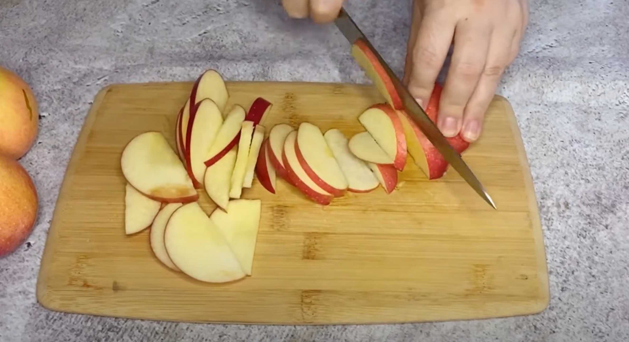 Шарлотка с яблоками на кефире-Шаг 1