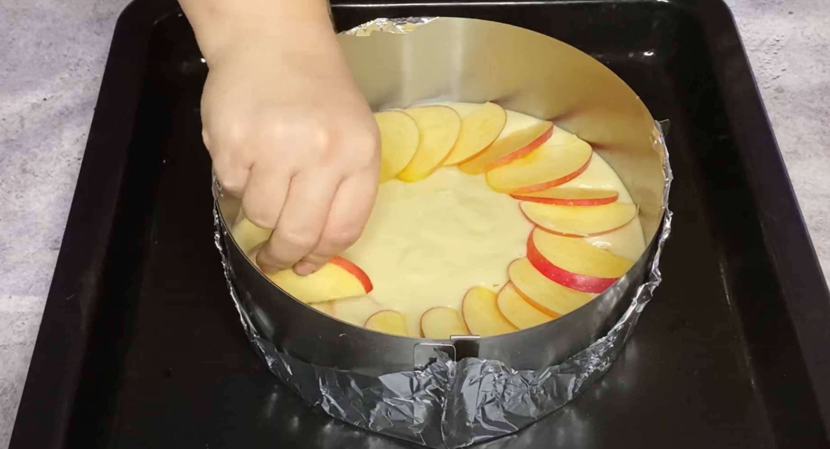 Шарлотка с яблоками на кефире-Шаг 8
