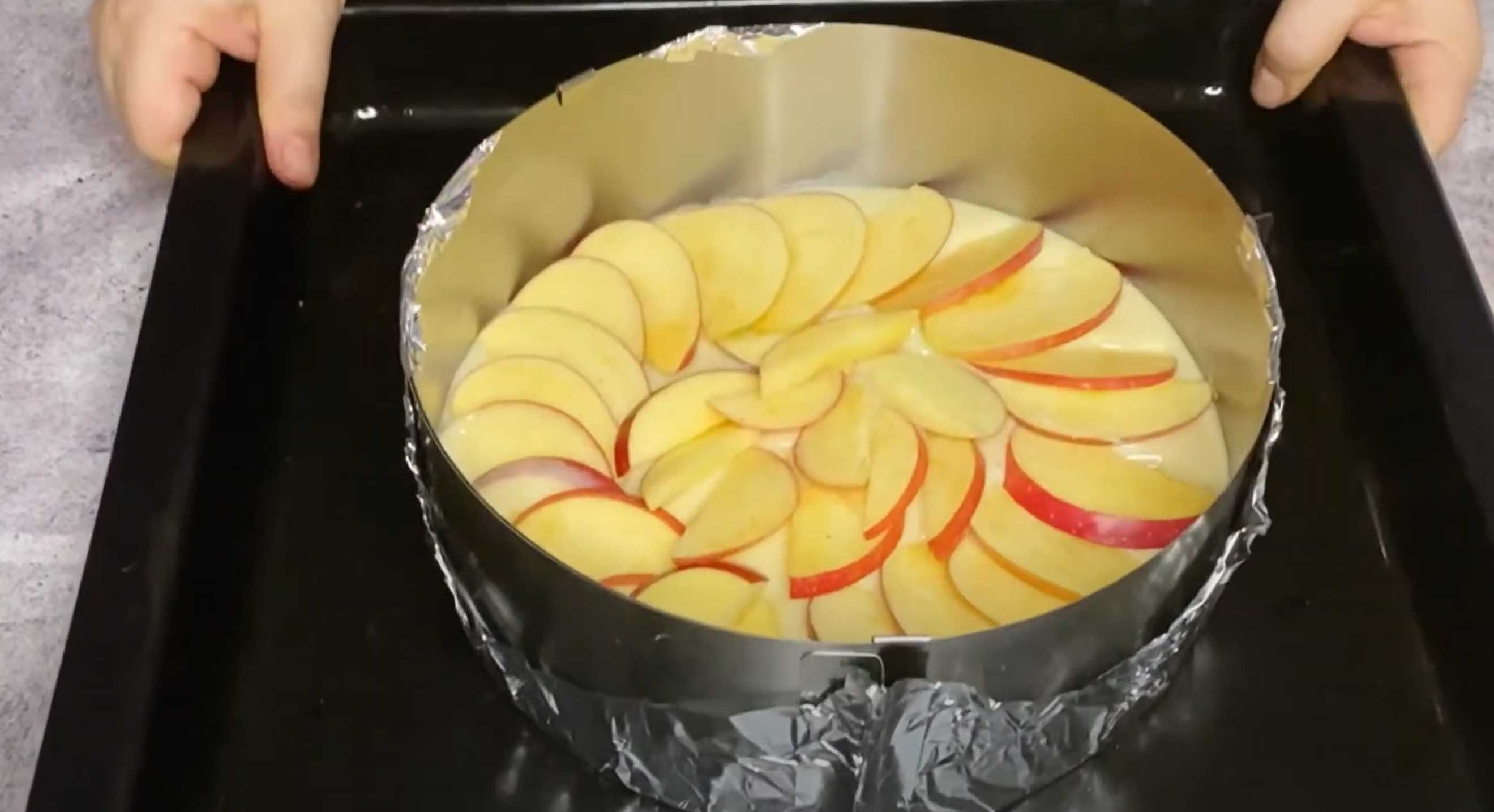 Шарлотка с яблоками на кефире-Шаг 9