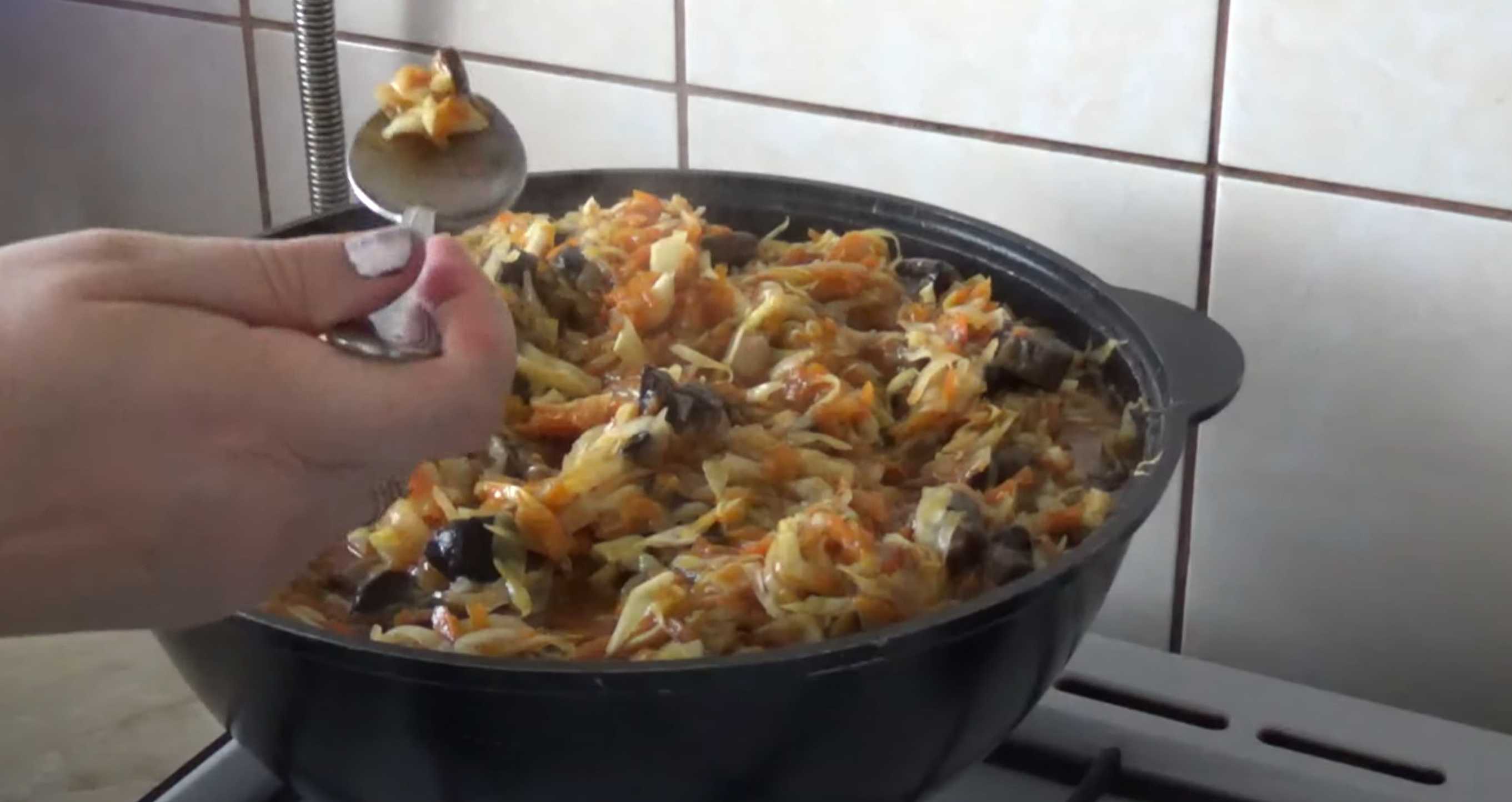 Солянка с грибами на зиму в банке-Шаг 7