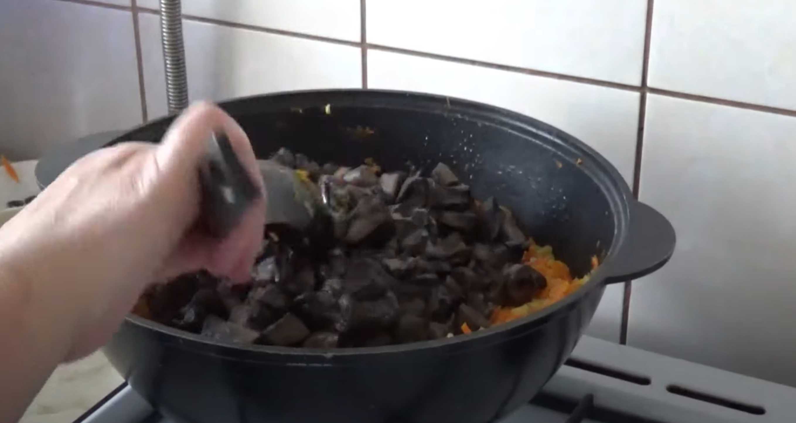 Солянка с грибами на зиму в банке-Шаг 3