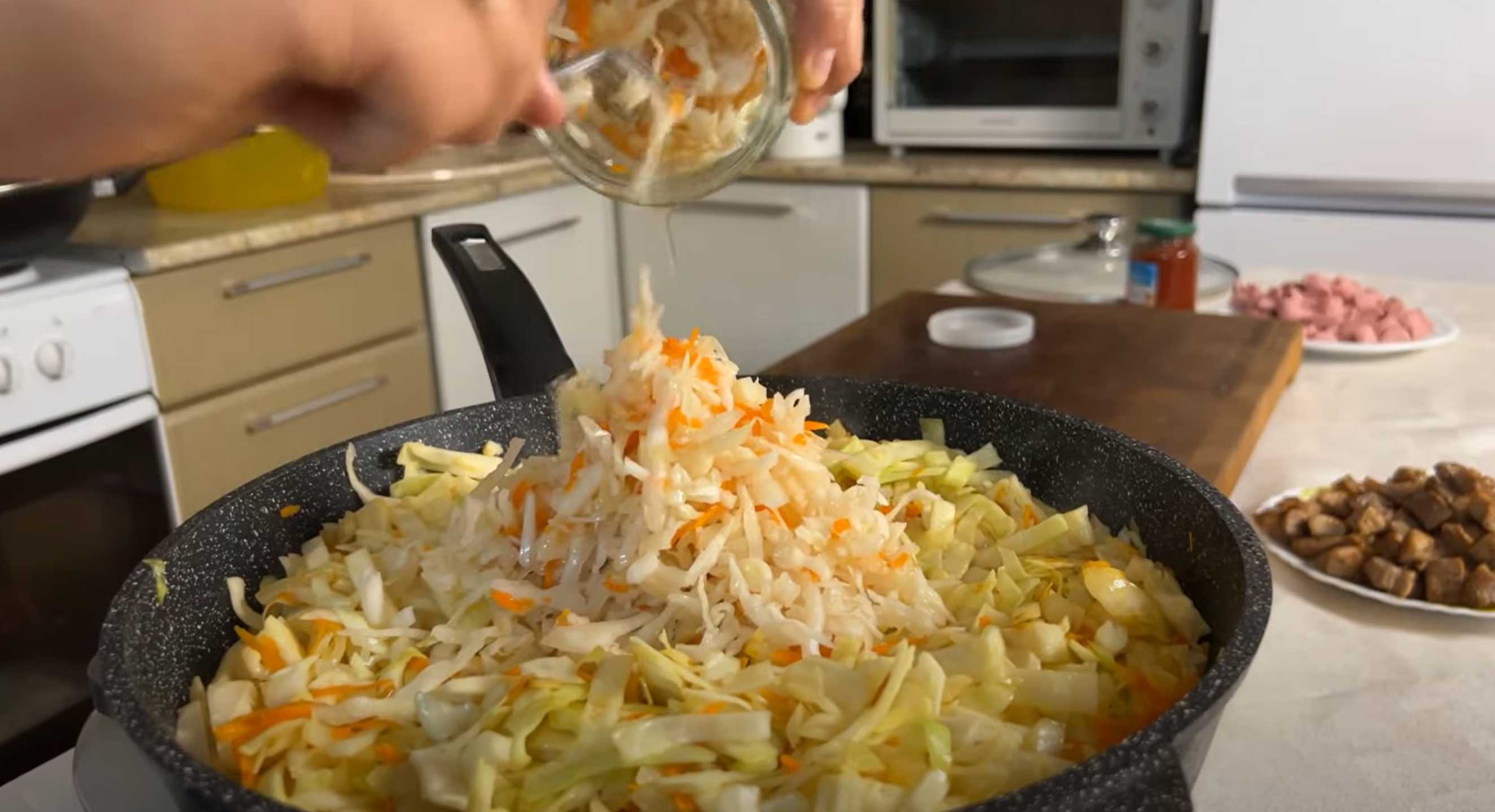 Капустная солянка с мясом-Шаг 9