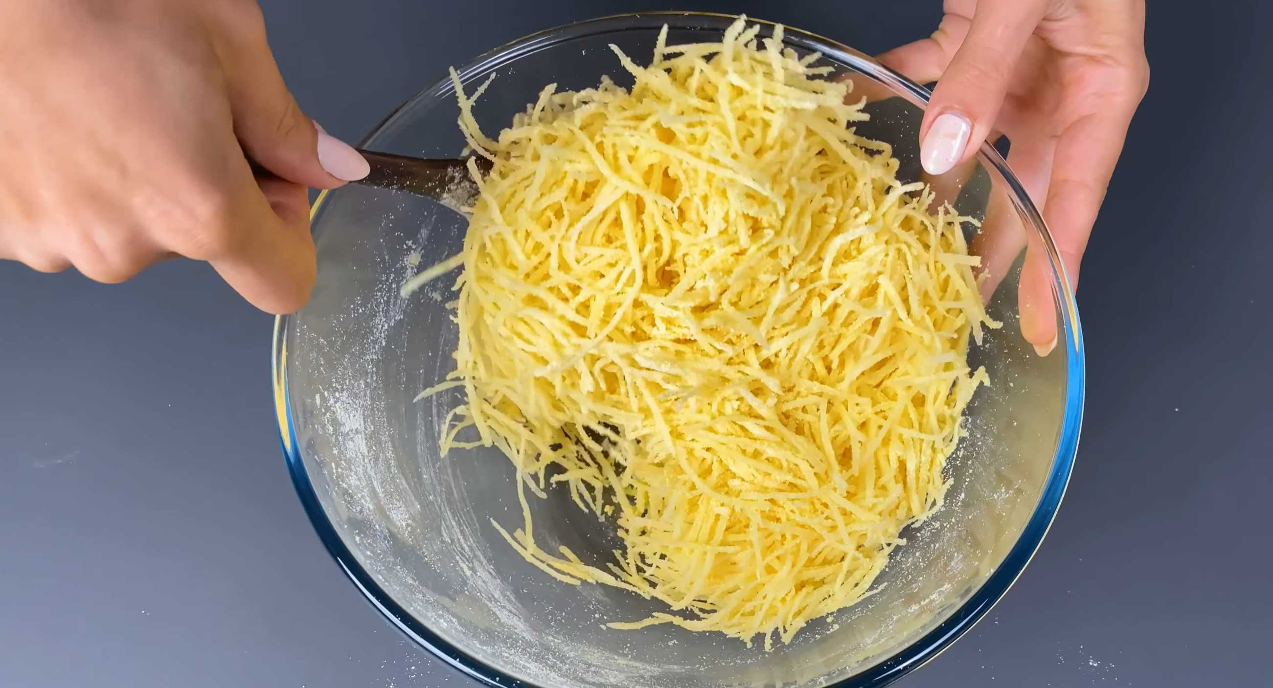 Добавьте в миску кукурузную муку и перемешайте с картофелем. Картофель фри с сыром-Шаг 3